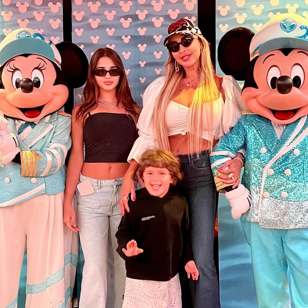 ジョエル・マーディニアンさんのインスタグラム写真 - (ジョエル・マーディニアンInstagram)「Let’s cruise together with Mickey & Mini Mouse 🛥️  @disneycruiseline #disneycruise #love #cruise #royalcaribbean #joellemardinian @dabdub @ellakaddoura」5月28日 0時03分 - joellemardinian