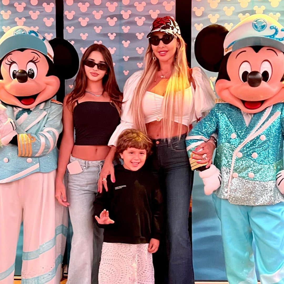 ジョエル・マーディニアンさんのインスタグラム写真 - (ジョエル・マーディニアンInstagram)「Let’s cruise together with Mickey & Mini Mouse 🛥️  @disneycruiseline #disneycruise #love #cruise #royalcaribbean #joellemardinian @dabdub @ellakaddoura」5月28日 0時03分 - joellemardinian