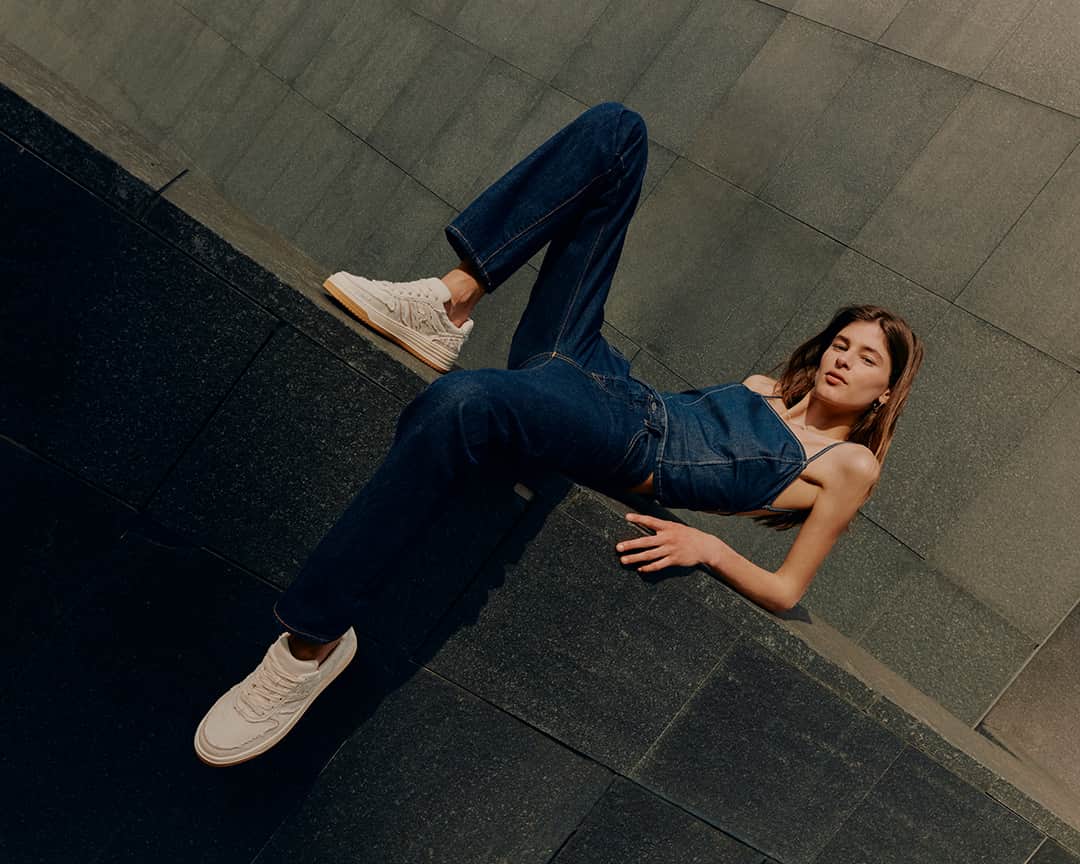 のインスタグラム：「Chic in the city #HOGAN #SS23 #H630 #sneakers⁣ More at HOGAN.COM · tap the link in bio」