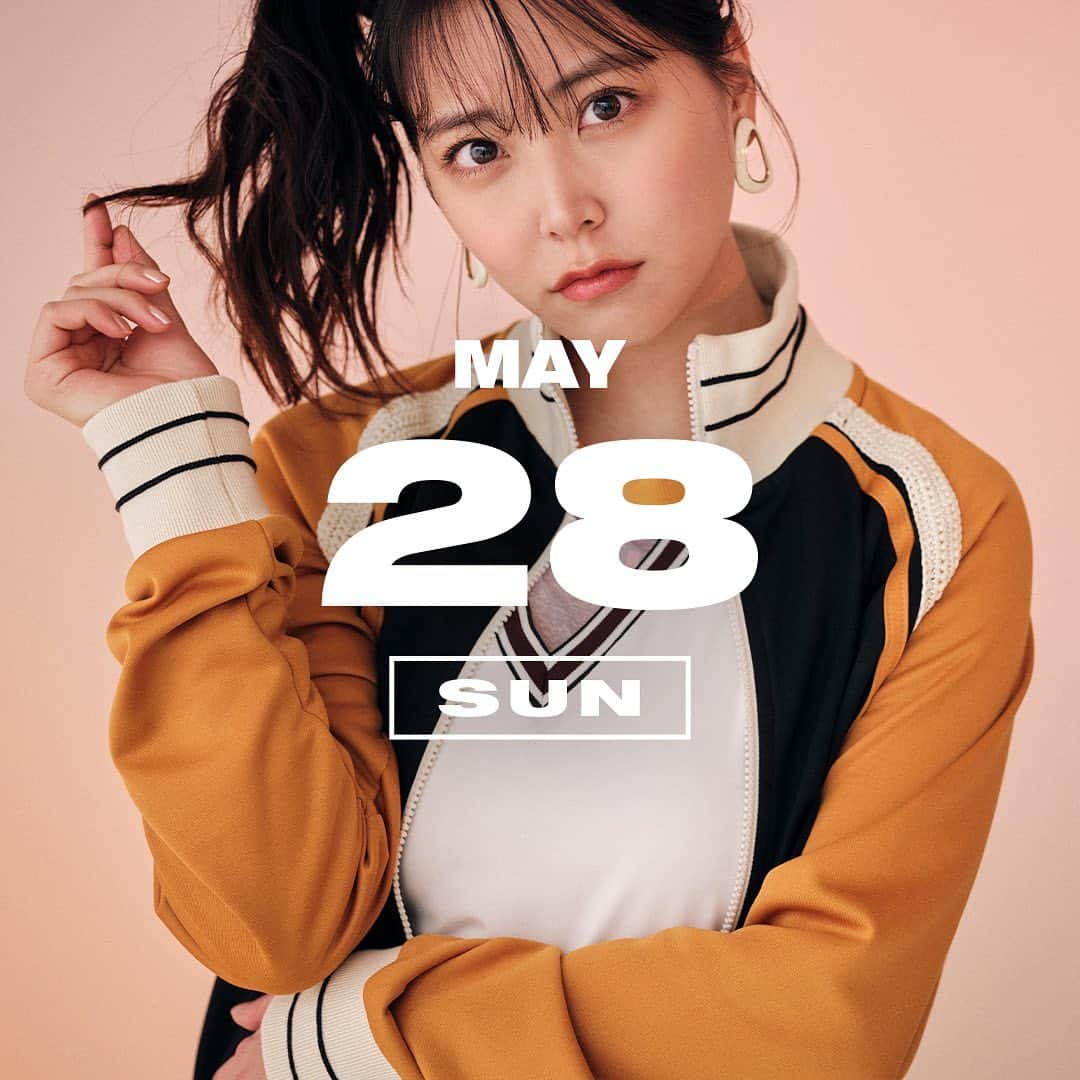 NYLON JAPANさんのインスタグラム写真 - (NYLON JAPANInstagram)「5月28日は『ゴルフの日』。120年前の今日は、日本初のゴルフ場”神戸ゴルフ倶楽部”が誕生した日。14世紀頃のスコットランドにおいて、貴族の間で流行したゴルフ。スポーツとしてだけではなく、ゴルフ場が社交場としての役割を持っていたことから“紳士のスポーツ”と呼ばれるようになったんだとか。白間美瑠がキュートなゴルファーに変身♡  NYLON.JPでは「365日、毎日がアニバーサリー」をテーマに、ファッショナブルでユニークなスタイリングを毎日提案しているよ！  nylon.jp/365/2023/0528  MODEL：MIRU SHIROMA @shiro36run  #365anniversary #fashion #makeup #bomdiaeauty#style #今日は何の日 #make #nylonjapan #nylonjp #coordinated #coordinates#ootd #outfit #coordinate  #photography #beautiful #photooftheday」5月28日 0時00分 - nylonjapan