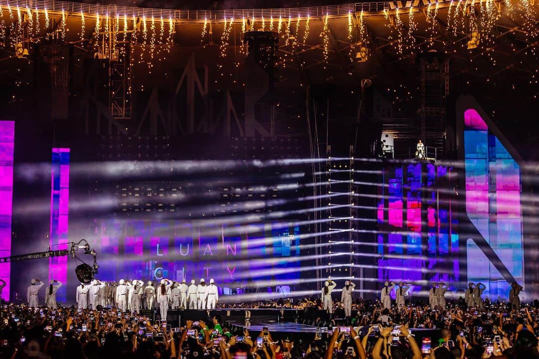 ルアン・サンタナのインスタグラム：「um estádio inteiro me ajudando a construir LUAN CITY 2.0 😉 logo na abertura, quando DEUS É MUITO BOM começou a ecoar pelo Mineirão, eu surgi lá no alto e pude ver vcs todos ali ❤️‍🔥  nessa hora, qualquer nervosismo que pudesse existir, foi substituído pela emoção e energia que guiaria a gente dali pra frente.   EM BREVE 🔥👑 tá chegando a hora de mostrar um pouco mais desse projeto e do que vivemos naquele dia histórico.」