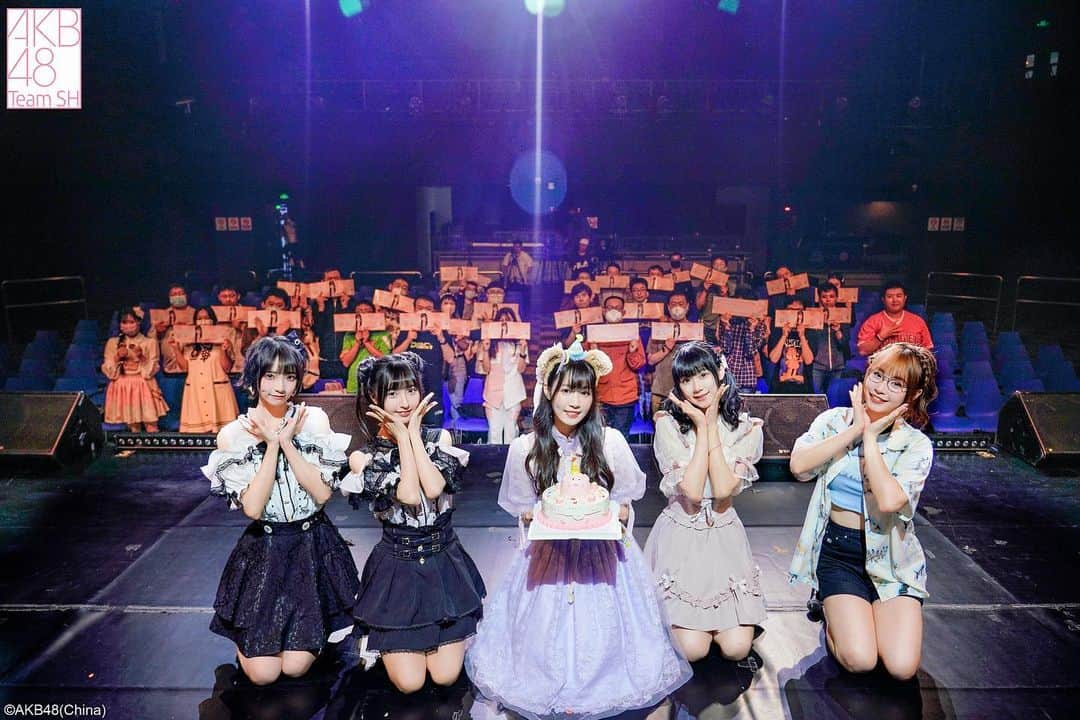AKB48 Team SHのインスタグラム：「5月27日陈嘉意生日会🎂，#缩略图公演 陈嘉意生日公演，#恋爱禁止条例公演 合照来啦！感谢大家的陪伴，期待更多闪耀时刻✨」