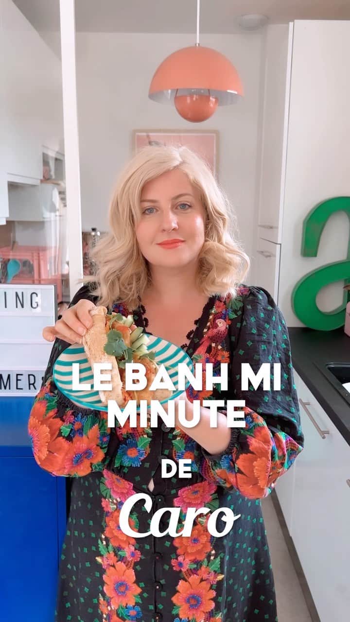 のインスタグラム：「Les Ban Mi minute de Caro...  Encore une fois je m’amuse à détourner une recette pour en faire une version minute simple et facile. J’ai toujours eu un gros faible pour ces sandwiches pleins de saveurs, qui font la part belle au croquant des légumes et de la baguette. Si vous souhaitez être extrêmement rapide, il vous suffit de râper les carottes mais si vous avez le temps d’en faire mariner dans du vinaigre de cidre et du sucre (ou de la rapadura) vous aurez un goût encore plus intéressant! La mayonnaise maison, la sriracha et les herbes fraîches sont également des indispensables pour ce petit bijou de la street food! Et au fait, avez-vous déjà goûté?  Le révérend Alden en est fou! Bref régalez vous!  Love from Walnut Grove Xoxo Caro」