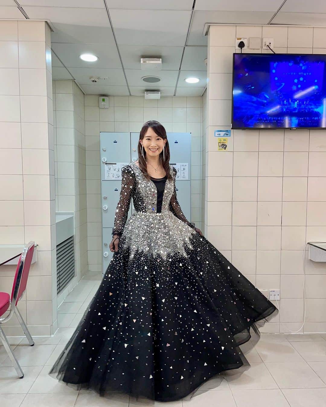 アグネス・チャンのインスタグラム：「All dressed up ready to go on stage to sing!」