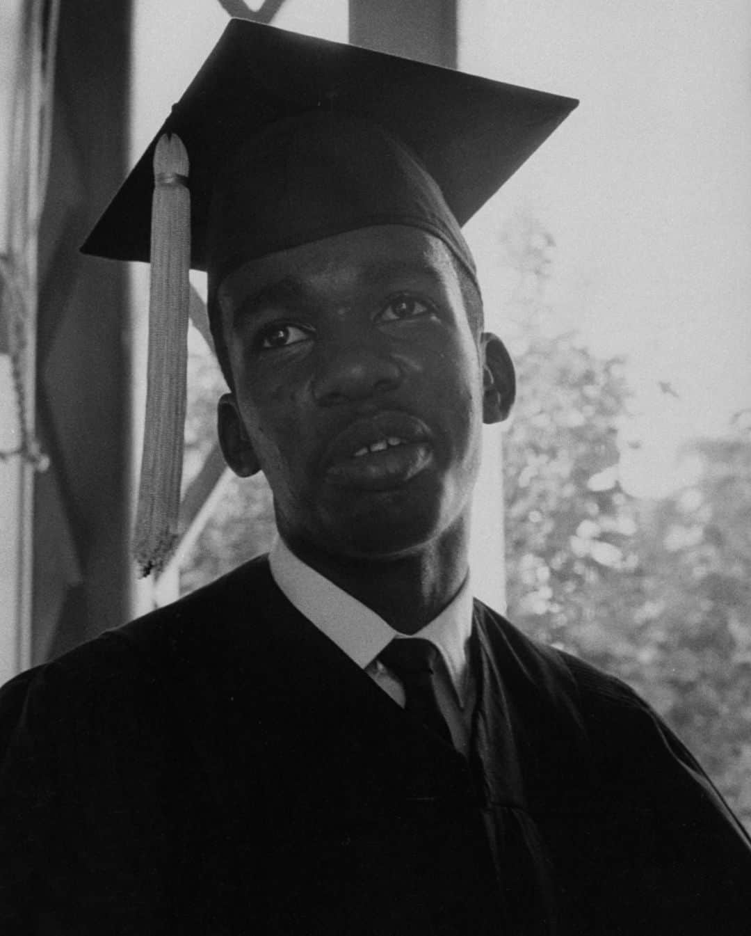 lifeさんのインスタグラム写真 - (lifeInstagram)「High school student Ernest Green looks out from the mirror as he prepares to attend his graduation ceremony and become the first African-American to graduate from Central High School in Little Rock, Arkansas on May 27th, 1958.   Green was one of the Little Rock Nine, a group of high school students who attempted to enroll in Little Rock Central High School and were initially prevented by Governor Orval Faubus who called on the National Guard to stop the school's integration. Click the link in bio to see more of LIFE's coverage of his historic graduation. 🎓  (📷 Grey Villet/LIFE Picture Collection)  #LIFEMagazine #LIFEArchive #ErnestGreen #GreyVillet #Graduation #LIttleRockNine #Arkansas #Historic #1950s」5月28日 0時30分 - life