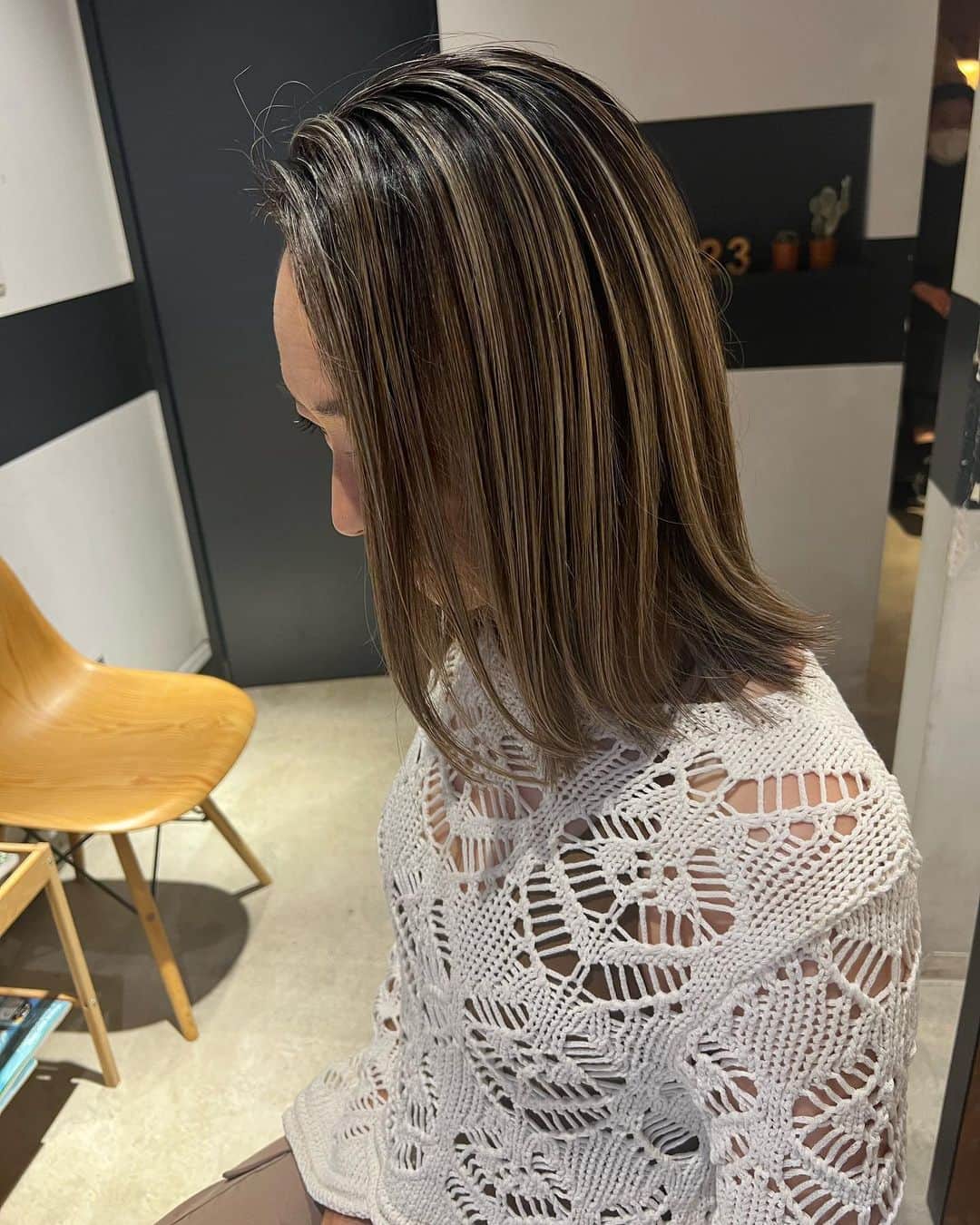 岡部亜紀のインスタグラム：「春のヘアスタイル💚  鎖骨ラインのボブカット✂︎ 自然に外はねになるようにオーダーしました☝️ 毛先は、重目なんだけど指通りは軽やか✨ 白髪ぼかしハイライトも天才的🤩  @f.paradeseaside  @parade92  #パワースポット #fparadeseaside #おしゃれはヘアスタイルから   いつもありがとうございます😊」