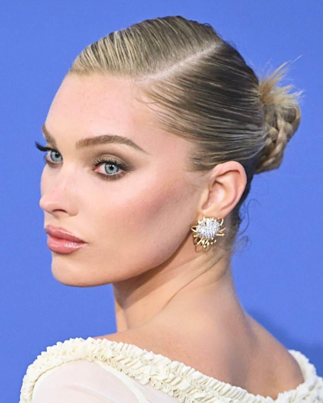 Hung Vanngoさんのインスタグラム写真 - (Hung VanngoInstagram)「#ElsaHosk (@hoskelsa) for the amfAR Cannes Gala - Cannes Film Festivals 🤎 👗 @danixmichelle assisted by @mar3ntaylor  💇🏻‍♀️ @daniellepriano  💄 @hungvanngo assisted by @jaydenhopham」5月28日 0時26分 - hungvanngo