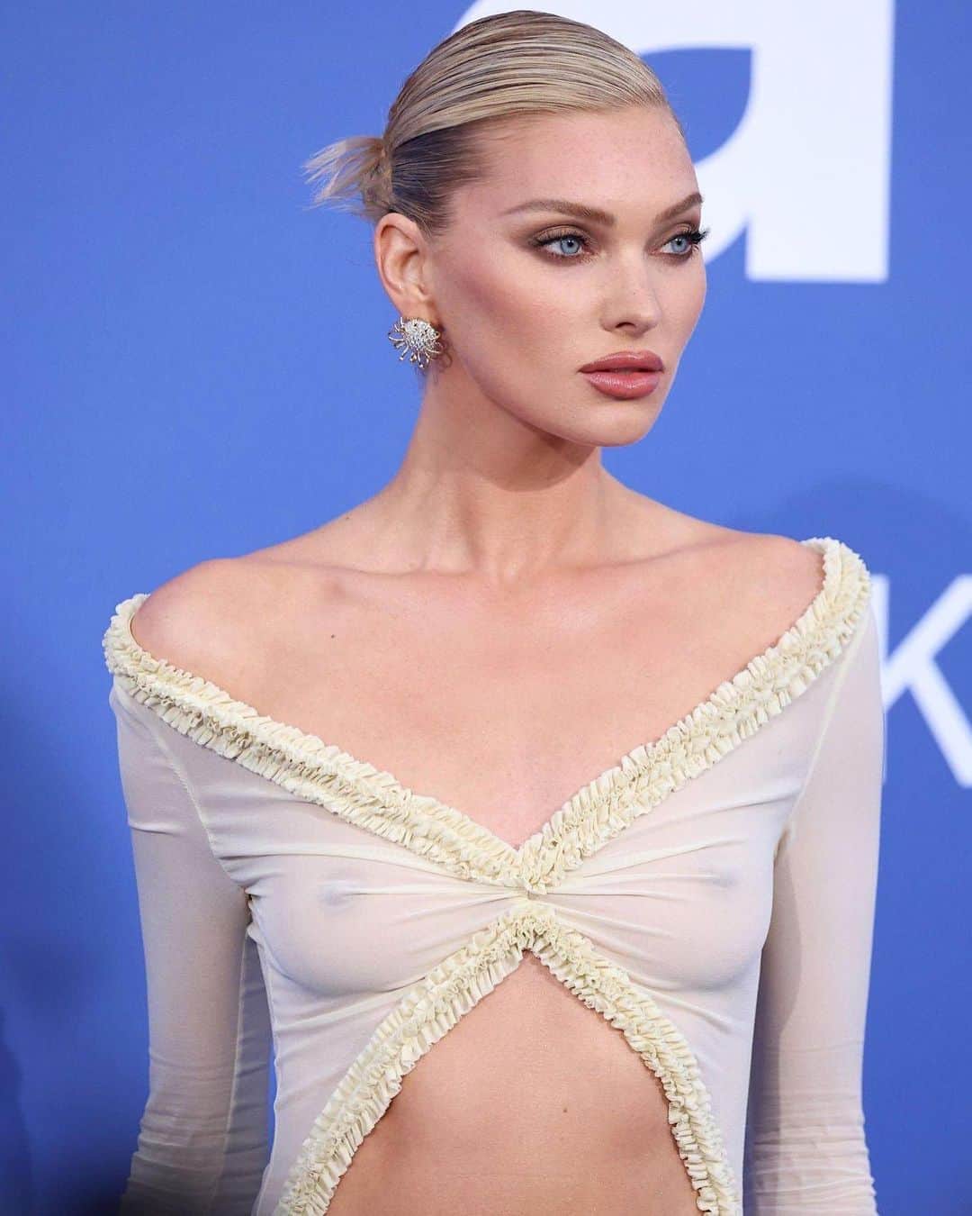 Hung Vanngoさんのインスタグラム写真 - (Hung VanngoInstagram)「#ElsaHosk (@hoskelsa) for the amfAR Cannes Gala - Cannes Film Festivals 🤎 👗 @danixmichelle assisted by @mar3ntaylor  💇🏻‍♀️ @daniellepriano  💄 @hungvanngo assisted by @jaydenhopham」5月28日 0時26分 - hungvanngo