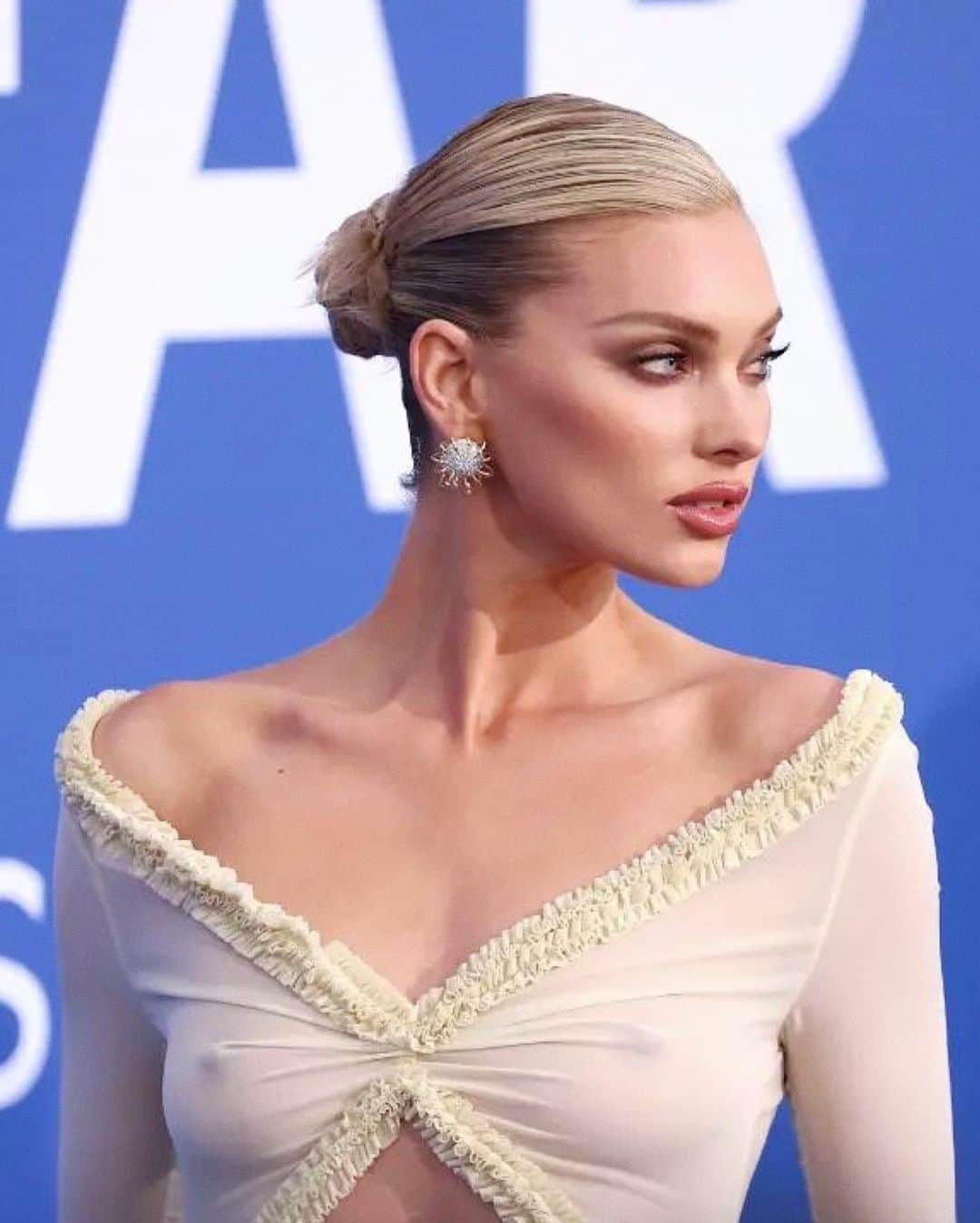 Hung Vanngoさんのインスタグラム写真 - (Hung VanngoInstagram)「#ElsaHosk (@hoskelsa) for the amfAR Cannes Gala - Cannes Film Festivals 🤎 👗 @danixmichelle assisted by @mar3ntaylor  💇🏻‍♀️ @daniellepriano  💄 @hungvanngo assisted by @jaydenhopham」5月28日 0時26分 - hungvanngo