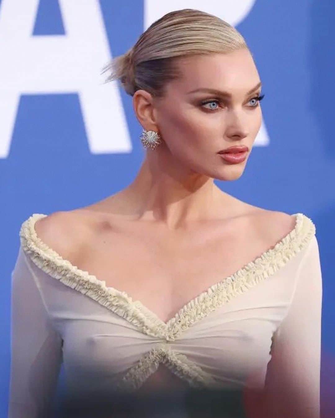 Hung Vanngoさんのインスタグラム写真 - (Hung VanngoInstagram)「#ElsaHosk (@hoskelsa) for the amfAR Cannes Gala - Cannes Film Festivals 🤎 👗 @danixmichelle assisted by @mar3ntaylor  💇🏻‍♀️ @daniellepriano  💄 @hungvanngo assisted by @jaydenhopham」5月28日 0時26分 - hungvanngo