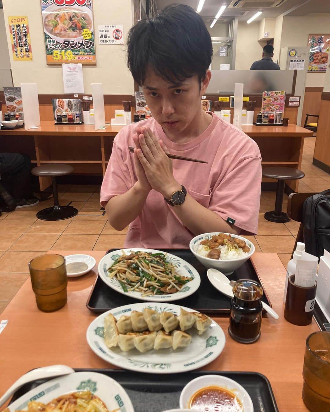 のインスタグラム：「ヒロチョとメッシ！ 遠慮の塊のラスト餃子くれた！ #西村ヒロチョ」