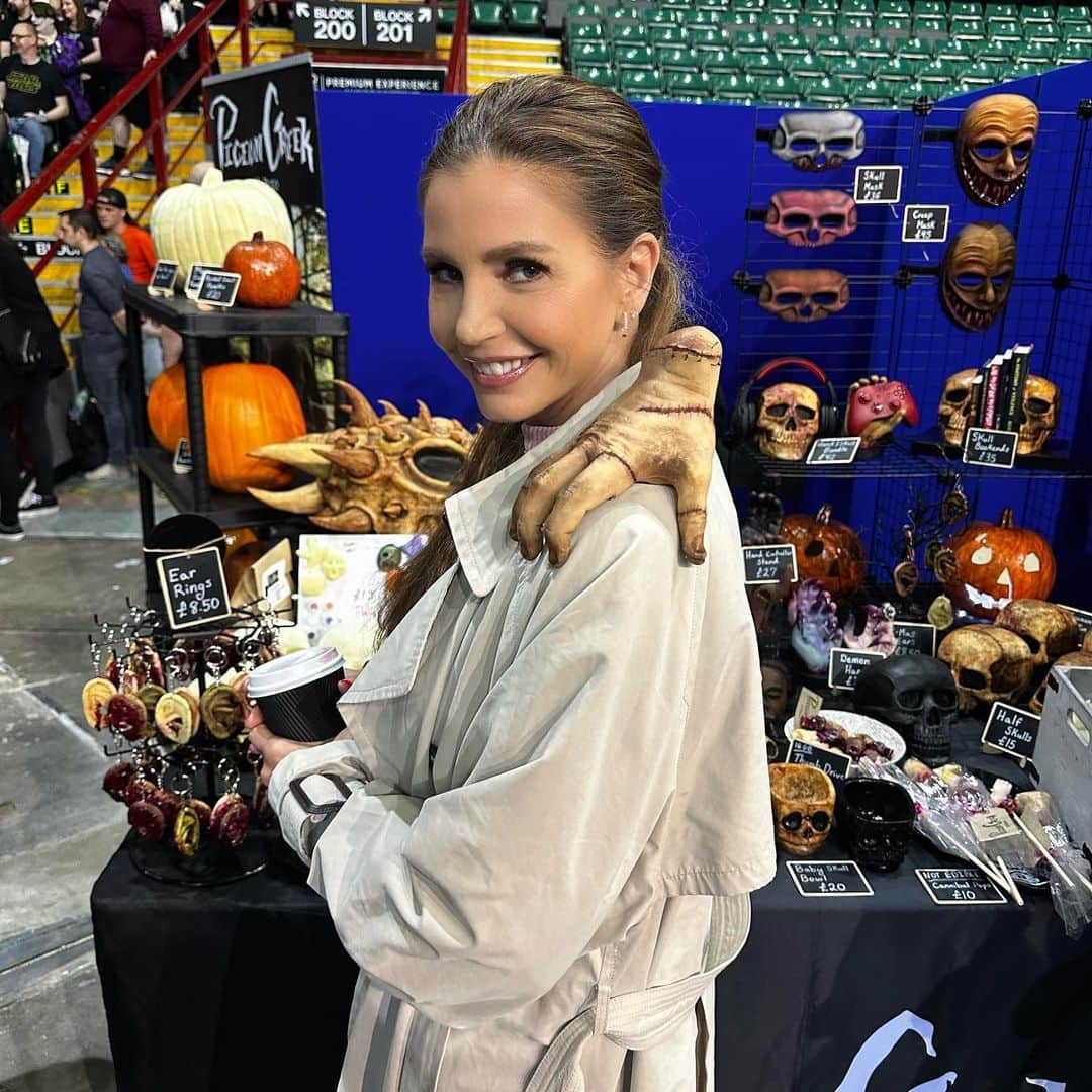 のインスタグラム：「I love it here! 🏴󠁧󠁢󠁥󠁮󠁧󠁿  Thank you for a brilliant first day #Newcastle  @comicconnortheast  @aautographing」