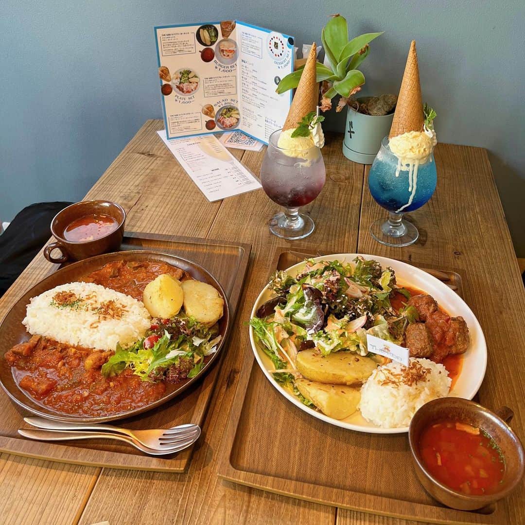 のインスタグラム：「.·˖*✩⡱ 今日は広尾の方でご飯食べたよ。 夏を乗り切るためのスタミナメニュー❣️  カレーはスパイスが効いててピリッとして程よい辛さで美味しかった🍛✨ トマト煮込みハンバーグのワンプレートご飯は女性に人気だろうな🍚✨ サラダもたっぷり入ってて大満足でした🥗♡  PR @thekbb_hiroo #thekbb #広尾カフェ #広尾グルメ #広尾ランチ #恵比寿カフェ #広尾 #恵比寿グルメ #恵比寿 #カレー #カレーライス #ハンバーグ #トマト煮込み #ワンプレートごはん #クリームソーダ #虹色クリームソーダ #スタミナ料理」