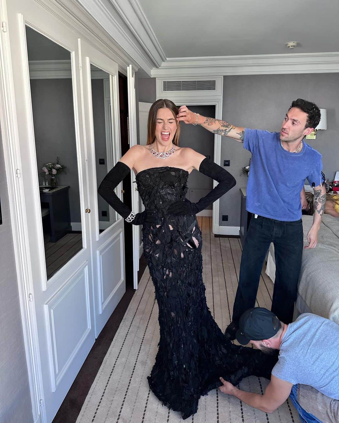 のインスタグラム：「listen, did i expect when i rewatched pretty woman for the 9362785th time that one day i’d be walking the carpet in a never worn before @fredjewelry necklace, inspired by the OG heart choker our heroine wears to la traviata in the best love story to ever grace our screens? i think not.   if you know me you know what romcoms mean to me. I hope to write one some day (yikes saying that out loud is so scary). When i saw this necklace at the Fred exhibition earlier this year, i came up with the idea to recreate this iconic scene that has been my favorite since forever (opera is my happy place, always has been, always will be). thank you @fredjewelry, i’m still speechless ✨  Thank you to my best peeps @astridsmn @alexandracronan @studioand @celiaburtonmakeup @blakejhenderson @morganelay @ann_nais for bringing my vision to life  merci @guerlain, @oliviertheyskens for letting me wear this operatic upcycled gown and @gianvitorossi for sending the highest heels to my room at the last second so i wouldn’t trip on my train.   76th Cannes Film Festival, one for the books 🥹🎬❤️」