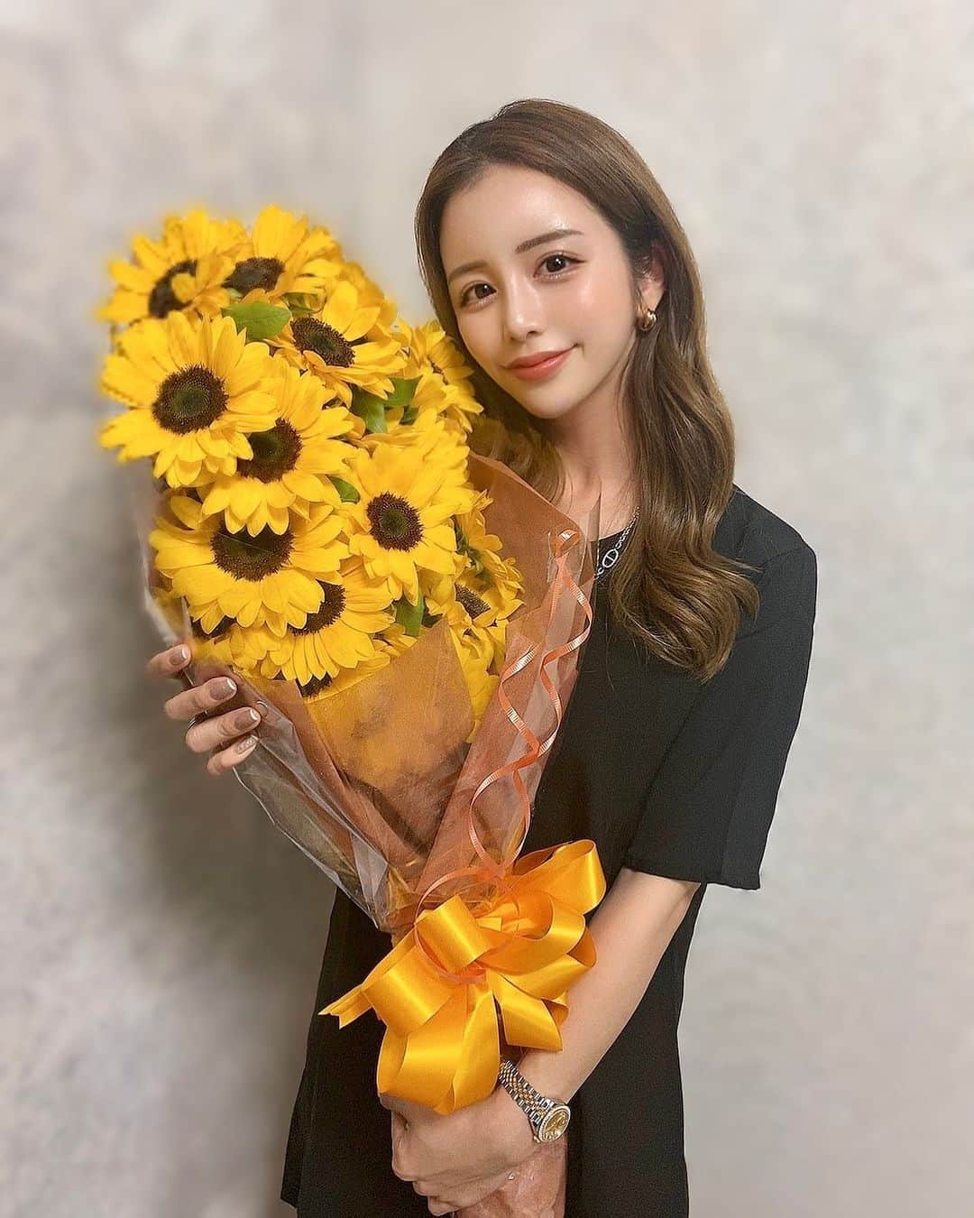 RICOさんのインスタグラム写真 - (RICOInstagram)「. 5.27 31歳になりました🧡 みんなおめでとうをありがとう🧡 みんながいてくれるからインスタ続けられています！！！ この思いがちょっとだけでも伝わってたらいいなぁ☺️💭 これからも自分のペースで💛 さぁ、31歳スタートだぁぁ💛💛💛 . サプライズで今年も大好きなひまわりの花束を、、😭🌻´- お花って何回もらっても嬉しい！Happyな気持ちになるね！ 🧔🏾‍♂️ディナーも予約してくれたりありがとぅぅ🥺♡ 👦🏻もハッピーバースデー一緒に歌ってくれてありがと♡ . . #ひまわり#5月生まれ#花束#向日葵#ヒマワリ#誕生日#誕生日プレゼント#サプライズ#男の子ママ#31歳になりました#birthday#mybirthday」5月28日 0時52分 - rico.527