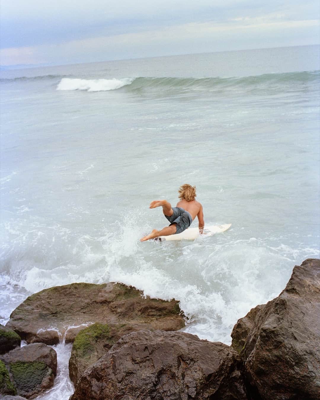 AnOther Magazineさんのインスタグラム写真 - (AnOther MagazineInstagram)「Made in collaboration with stylist @phoebearnold for streetwear brand @ariesarise, @davidledoux8x’s new photo book captures “a different way of life” 🏄‍♂️⁠ ⁠ “David called me last August [and] it felt like fate,” Arnold tells @naomi__attwood. The resulting cloth-bound hardback, Gnarly, features 118 black-and-white and colour photographs which capture the outdoor idyll of surfers and skaters on the Basque coast. "It rained. It didn’t rain. We watched, we laughed, he photographed, we filmed, we drank, we lived in the clothes. We became friends.” Read the interview and see more at the link in bio 📲⁠ ⁠ 📸 Gnarly. Photography by David Ledoux, Styling by Phoebe Arnold⁠」5月28日 0時55分 - anothermagazine