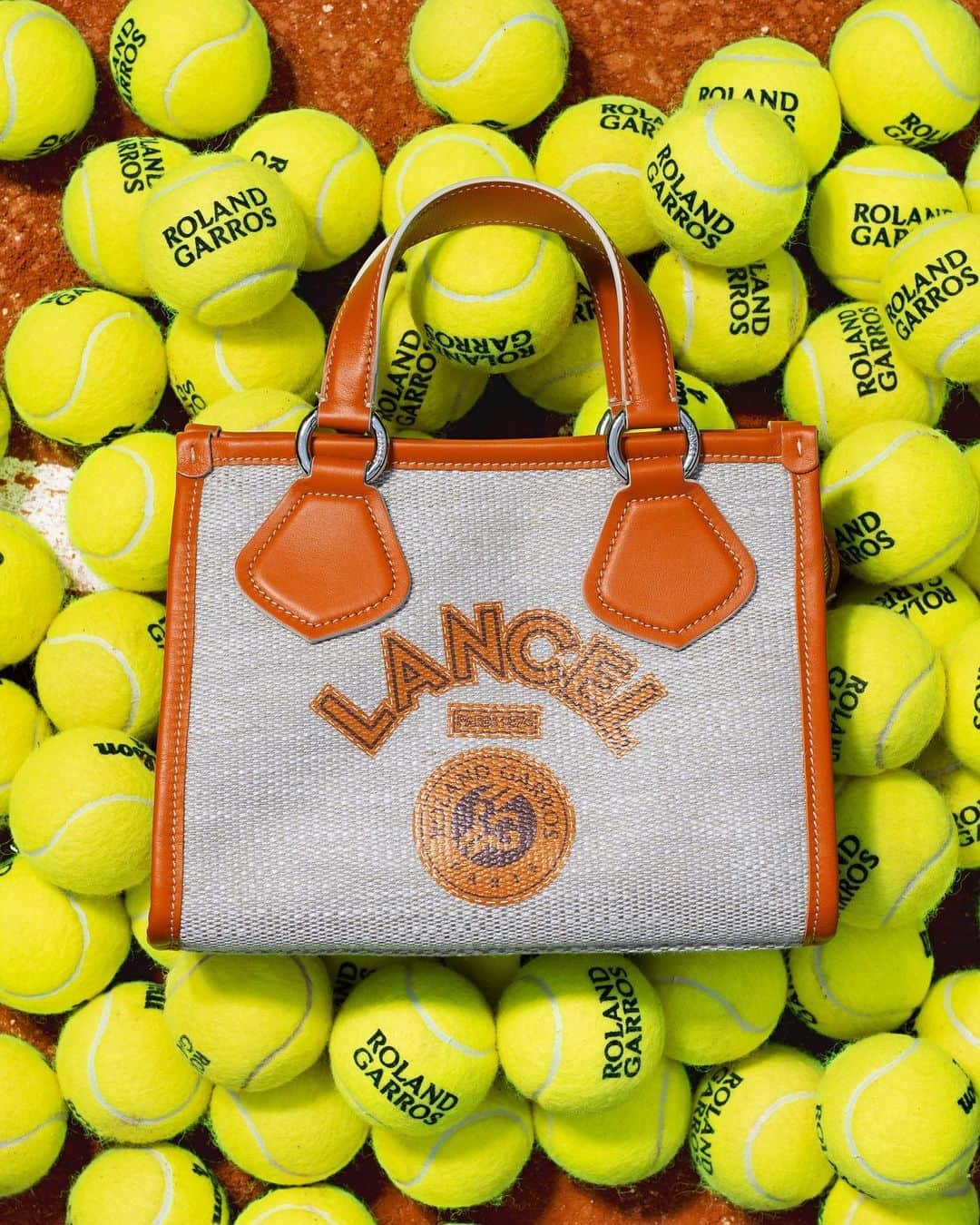 ランセルのインスタグラム：「Lancel x Roland Garros, une partie qui se joue avec désinvolture et élégance, et le score est serré.   Lancel x Roland Garros, a match played with casualness and elegance, and the score is tight.   #LancelxRolandGarros #LancelParis #SS23」