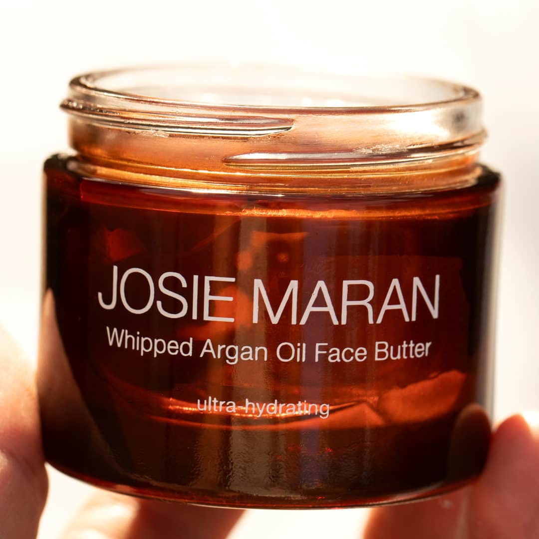 ジョジー・マランのインスタグラム：「Did you know the natural qualities of amber glass shield your skincare against UV light, blue light, and other wavelengths?  Our amber glass keeps your skincare as potent as the day you opened it, till you’re ready for a refill.  Did we mention it's recyclable too? 🙌 🌎」