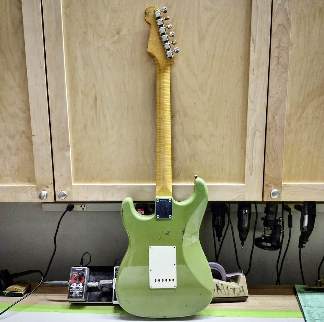 Fender Guitarさんのインスタグラム写真 - (Fender GuitarInstagram)「It doesn't get much sweeter than this Sweet Pea Green Strat built by @jsmith_fendercustomshop! It features a flame maple neck and a Brazilian rosewood fingerboard. What is your favorite shade of Fender Green?」5月28日 1時01分 - fender