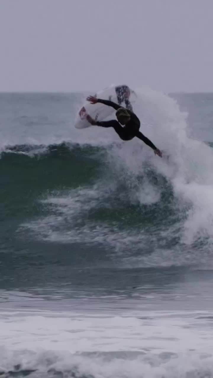 Stanceのインスタグラム：「Daggers. 🗡️🌊⁠ ⁠ #punksandpoets @rex_hennings⁠ ⁠ 🎥 @tyroidfilm @2percent_surf⁠ ⁠ #stancesocks #stitcheddifferent」