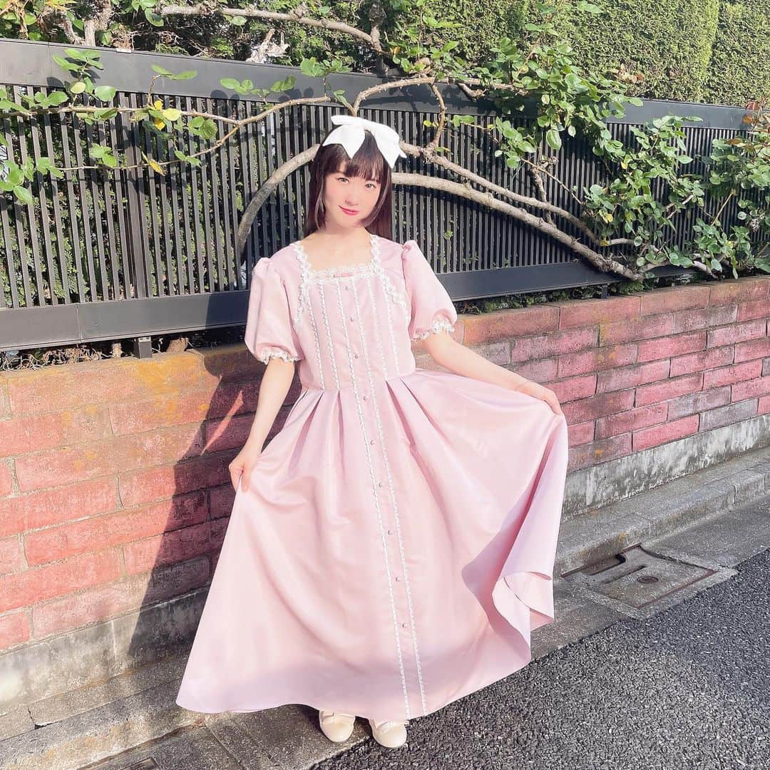 のインスタグラム：「『青木美沙子と永井杏樹の ロリータの世界へようこそ』  今月は＠mariapipi_ さんの新作ワンピースを着させていただきました︎💕︎ レースが可愛くてオシャレでカジュアルに可愛く着れるお洋服です🎀  今月もラジオ聴いてくだりありがとうございました☺️︎💖 ぜひ来月も聴いてください✨  #mariapipi #マリアピピ #マリピピ #ロリータの世界 #fmfuji #radiko #ラジオ #青木美沙子 #永井杏樹 #ロリータ #ロリータファッション #lolita #kawaii #lolitafa」