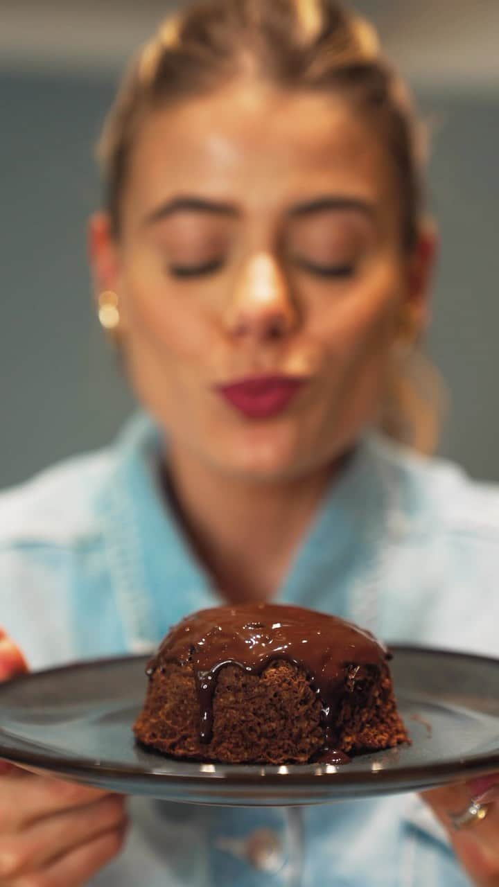 のインスタグラム：「BOLINHO DE CHOCOLATE FIT / GÂTEAU AU CHOCOLAT  Saiuuuu! Façam o de vocês, me marquem e me contem o que acharam 😮‍💨😋  🇫🇷 Voilaaaa! Dites moi après ce que vous pensez de cette magnifique recette 🤍 En Français pour vous:  1 banane 1 œuf  1 cuillère à soupe de farine de avoine 1 cuillère à soupe de cacao cru 1 cuillère à soupe de erythritol 1 cuillère à café de levure  2 carrés de chocolat 85% cacao」