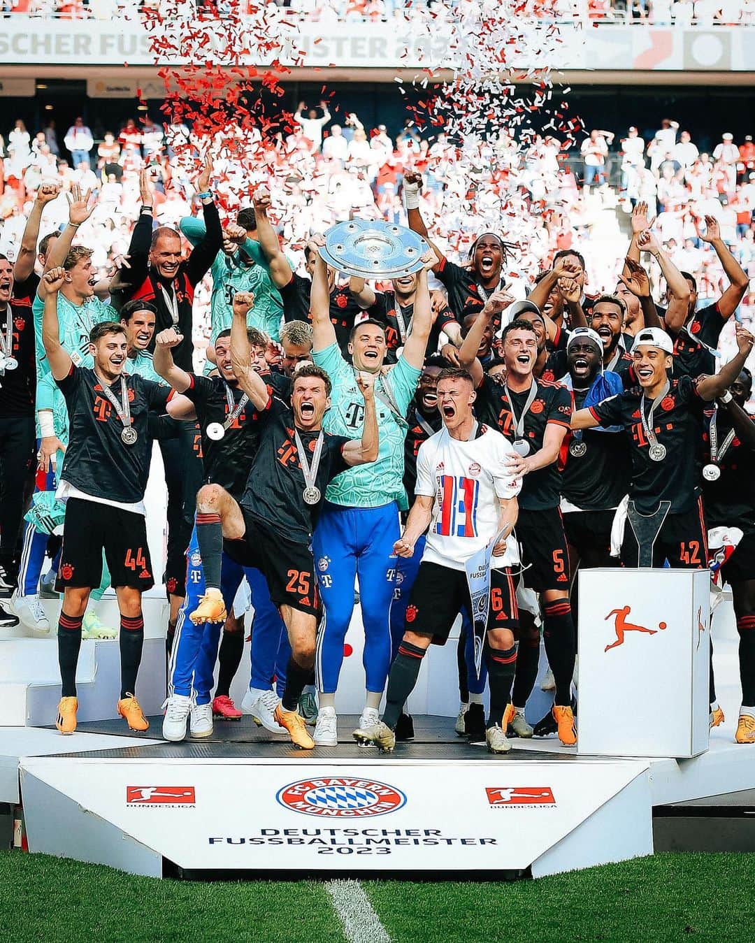 のインスタグラム：「What a thriller! 🙌 The boys believed in it until the very last second. The 11th German championship in a row! 🏆👏 #fcbayern」