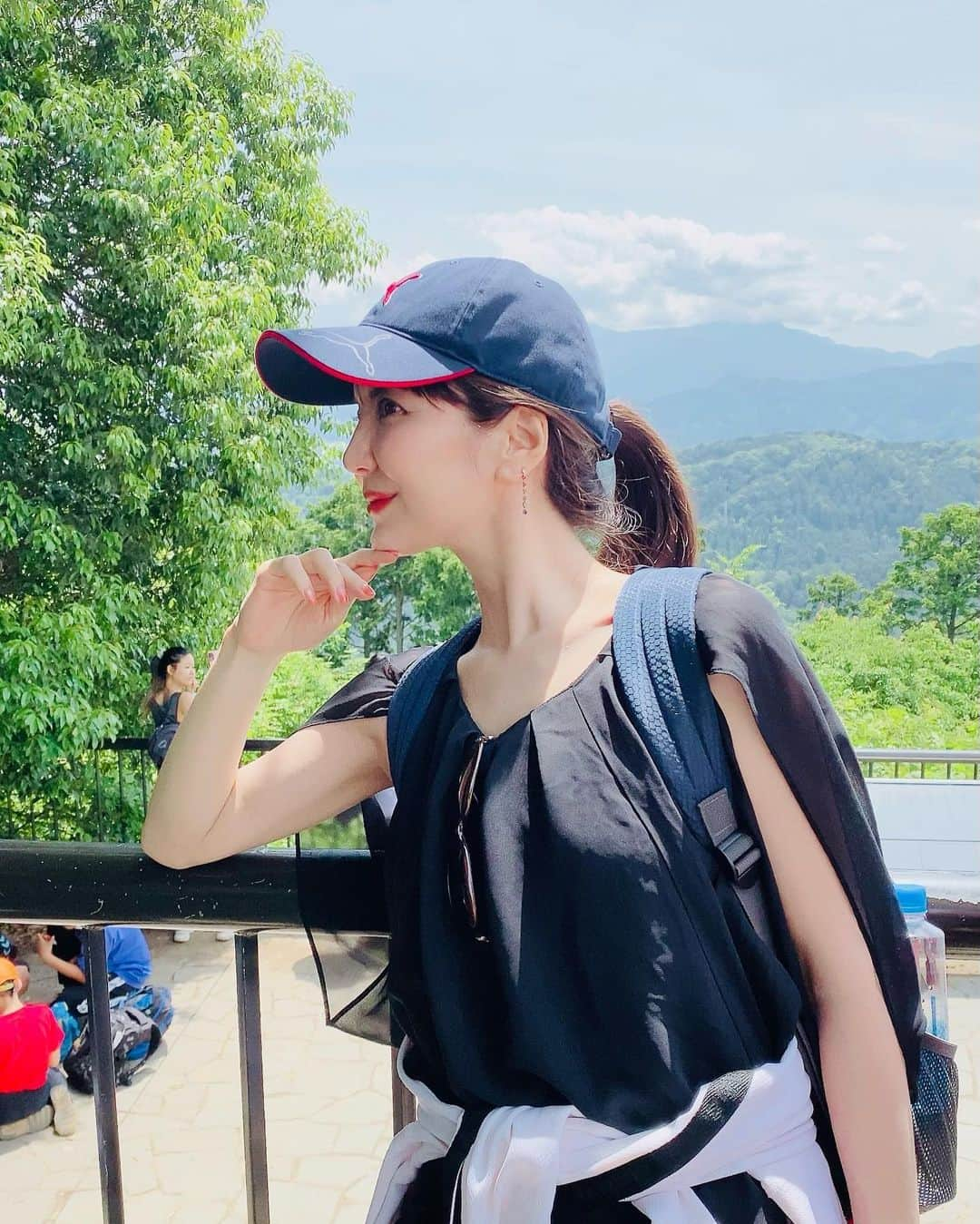 久本直美さんのインスタグラム写真 - (久本直美Instagram)「5ヶ月越しに叶った登山⛰️ 雨や予定に振り回され、最高の☀️にいざ高尾山⛰️  意気揚々とケーブルにのり笑 🍡をいただきまして、頂上でバエ写真大会🤳  帰りは敢えて1番険しいルート。なんとほぼ岩肌が濡れている、アドベンチャー！！ ナチュラルTDS状態‼️  がしかし、普段の筋トレのおかげか、帰宅後もピンピン😂私の体力どうかしてる。  ということで、ヨガしてから寝ます🫶  #高尾山 #初登山 #帰りはハード #20000歩超え  #食べて、話して、笑いすぎて、自然っていいね #最後は温泉で整う #10枚目の写真あの方そっくり🤳 #コーヒーありがとう☕️ #森林浴 #takao #mountains #上着はシャネル」5月28日 1時25分 - naomixing