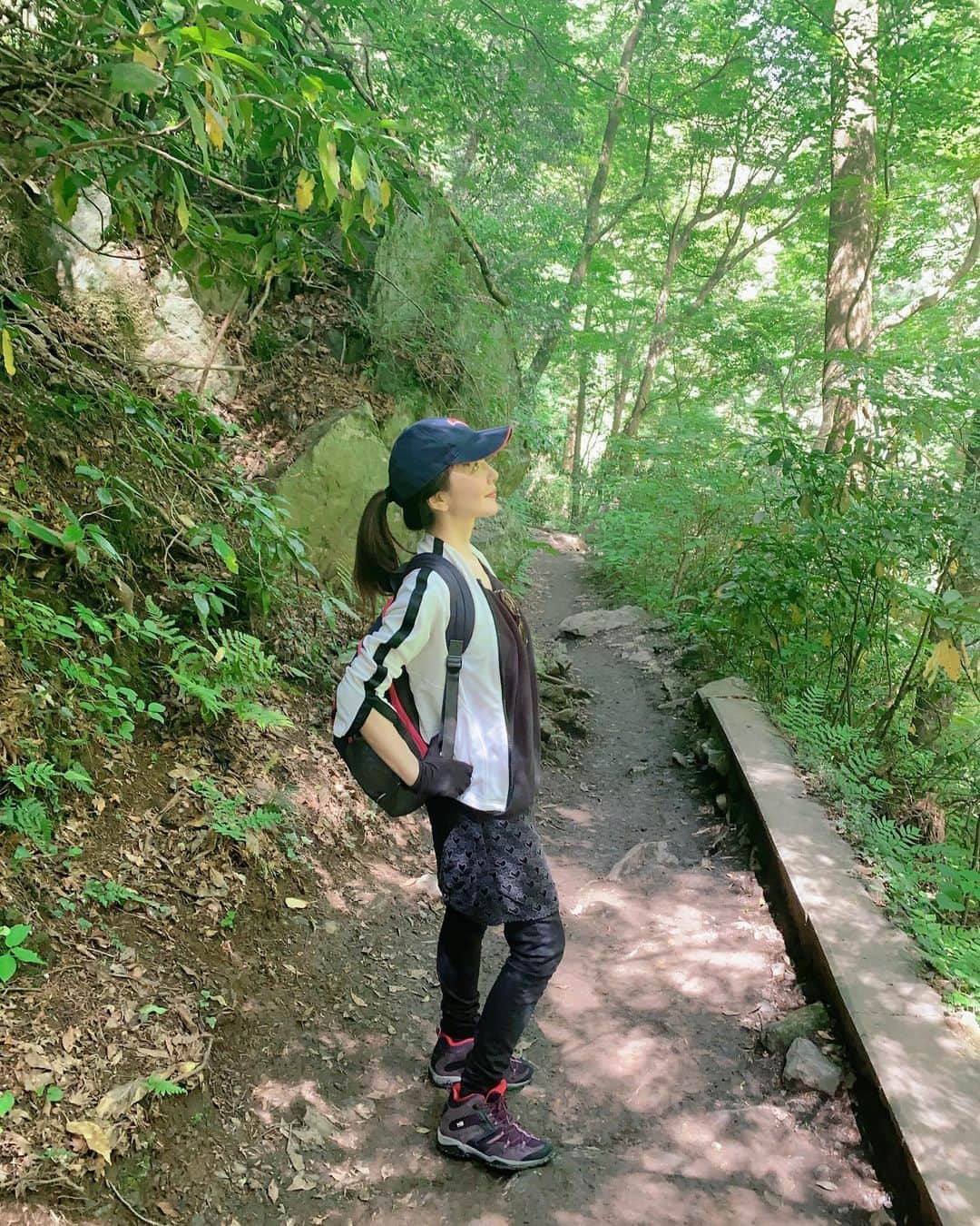 久本直美さんのインスタグラム写真 - (久本直美Instagram)「5ヶ月越しに叶った登山⛰️ 雨や予定に振り回され、最高の☀️にいざ高尾山⛰️  意気揚々とケーブルにのり笑 🍡をいただきまして、頂上でバエ写真大会🤳  帰りは敢えて1番険しいルート。なんとほぼ岩肌が濡れている、アドベンチャー！！ ナチュラルTDS状態‼️  がしかし、普段の筋トレのおかげか、帰宅後もピンピン😂私の体力どうかしてる。  ということで、ヨガしてから寝ます🫶  #高尾山 #初登山 #帰りはハード #20000歩超え  #食べて、話して、笑いすぎて、自然っていいね #最後は温泉で整う #10枚目の写真あの方そっくり🤳 #コーヒーありがとう☕️ #森林浴 #takao #mountains #上着はシャネル」5月28日 1時25分 - naomixing