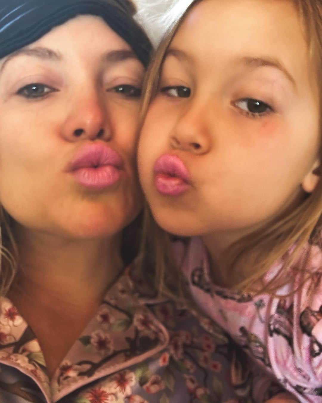 ケイト・ハドソンのインスタグラム：「💞 7am and already into my lipsticks….💞 #itsherworld #happymorning」