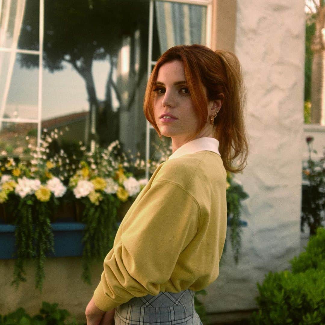 のインスタグラム：「SOUR 🍋 out friday!!!! link in bio to pre-save all the feeeels 🥲🌼🍯🎨☀️💛🫶🏻✨」