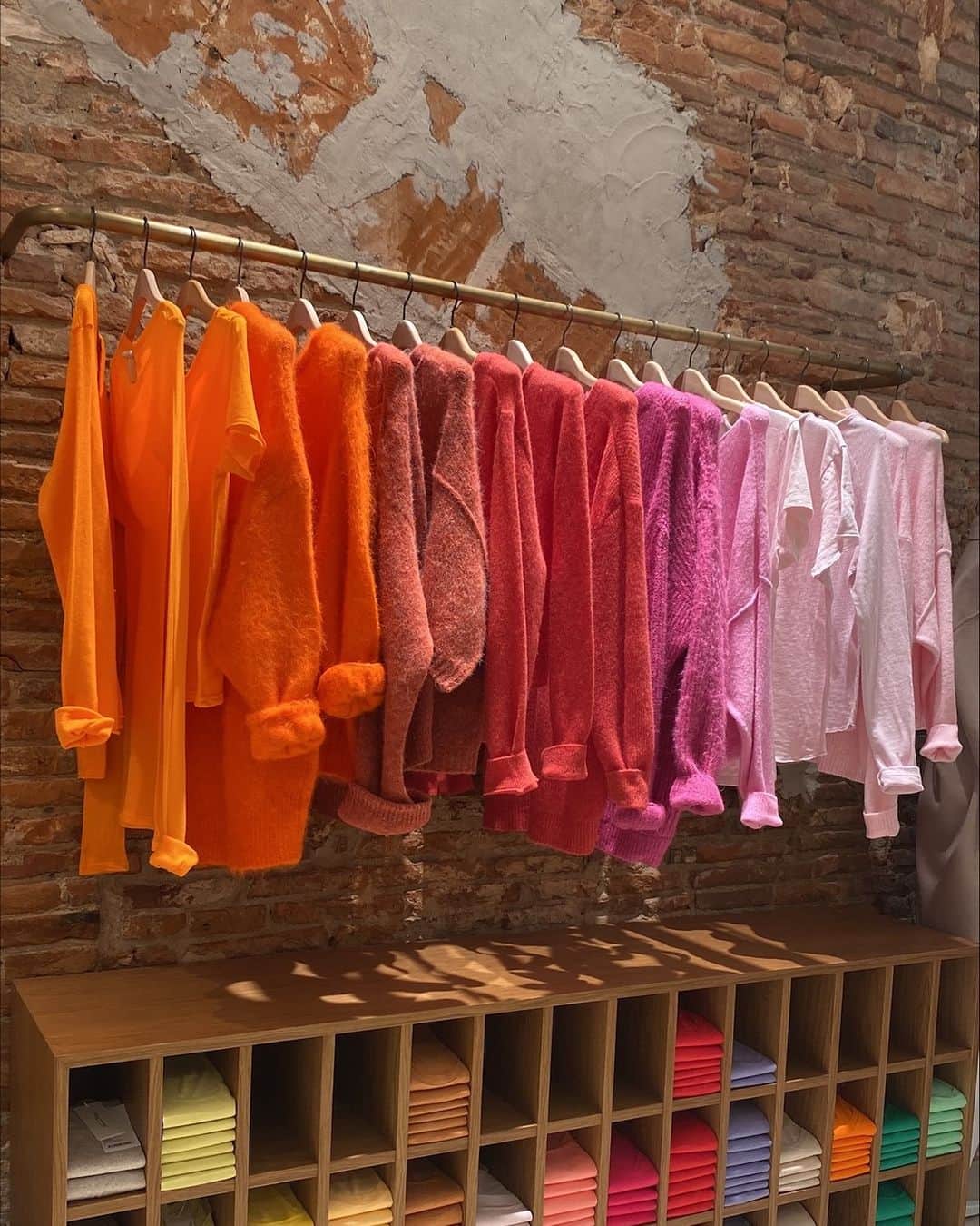 アメリカンビンテージのインスタグラム：「A palette of bright oranges and pinks is lighting up AMV Toulouse! What is your favorite summer color? 🌞  #americanvintage #amvstore #toulouse #colorpalette」