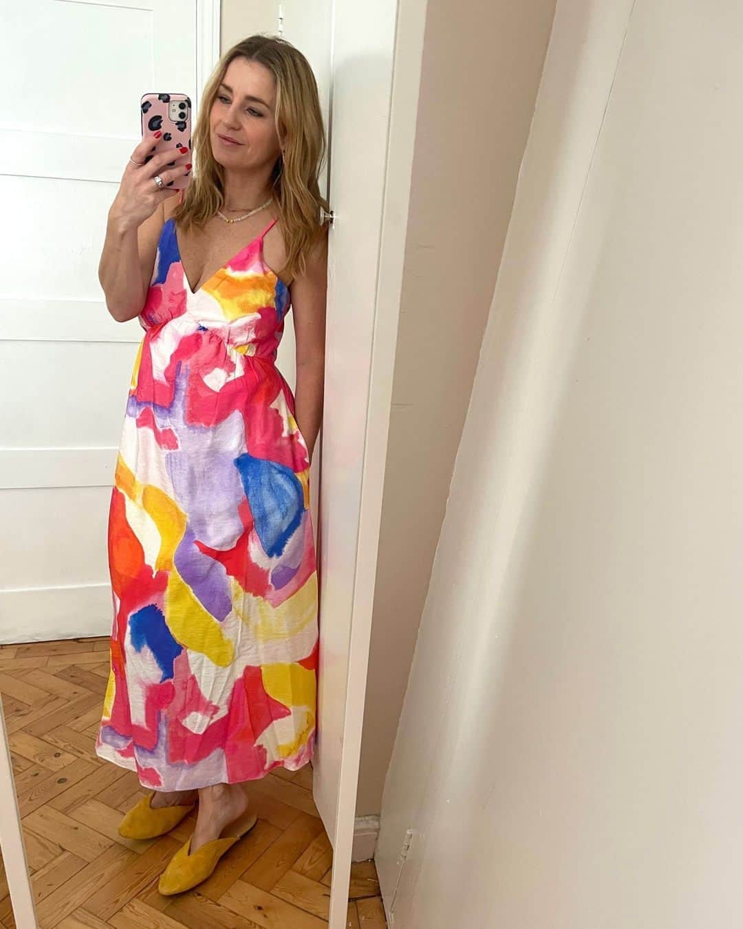 フレンチコネクションのインスタグラム：「Summer dress mania is back and we love it💛🌞 (📸: @vanessaeves).」