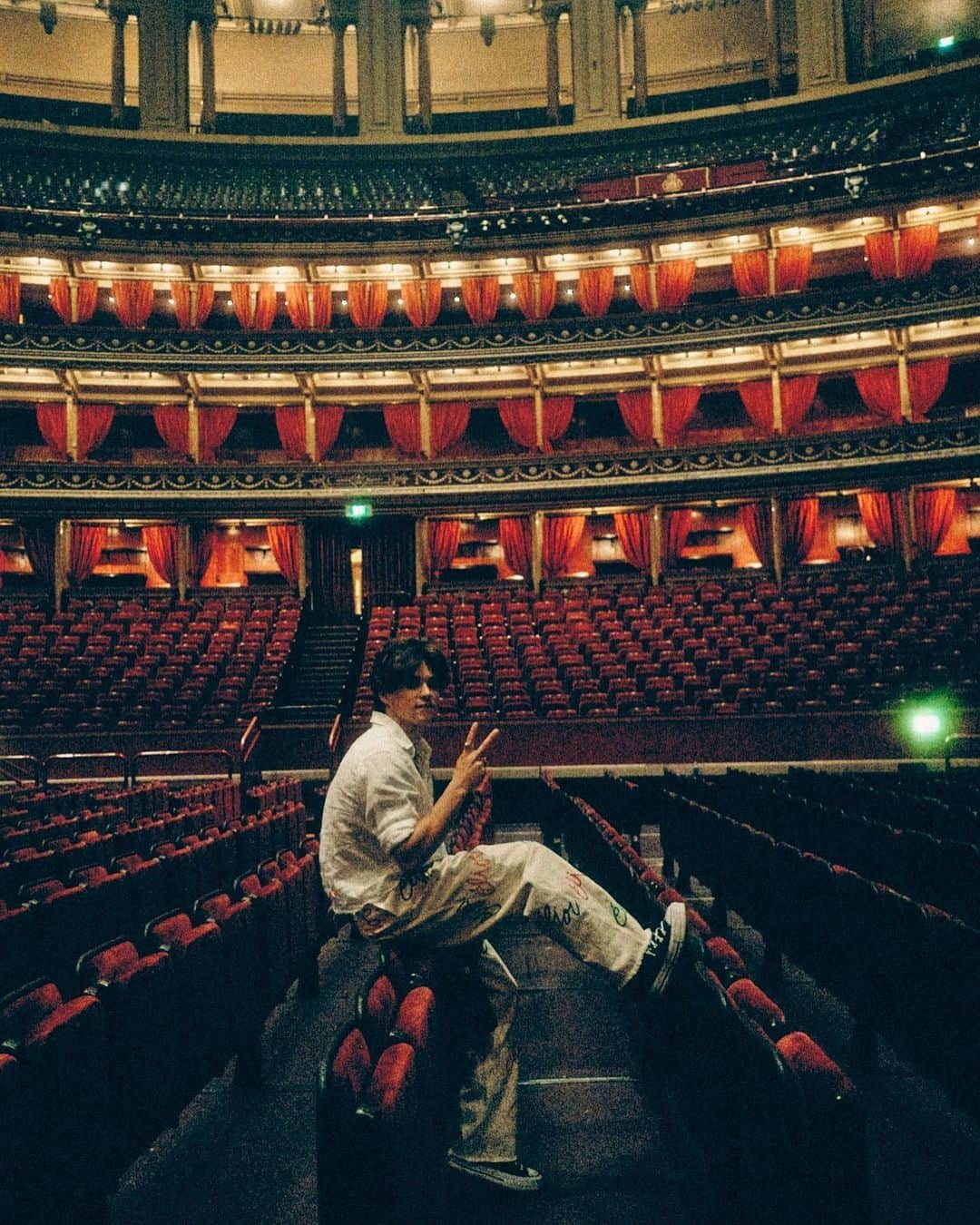 ブラッドリー・ウィル・シンプソンさんのインスタグラム写真 - (ブラッドリー・ウィル・シンプソンInstagram)「Royal Albert Hall, a night I’ll never forget, thankyou for all the love. X」5月28日 1時39分 - bradleywillsimpson