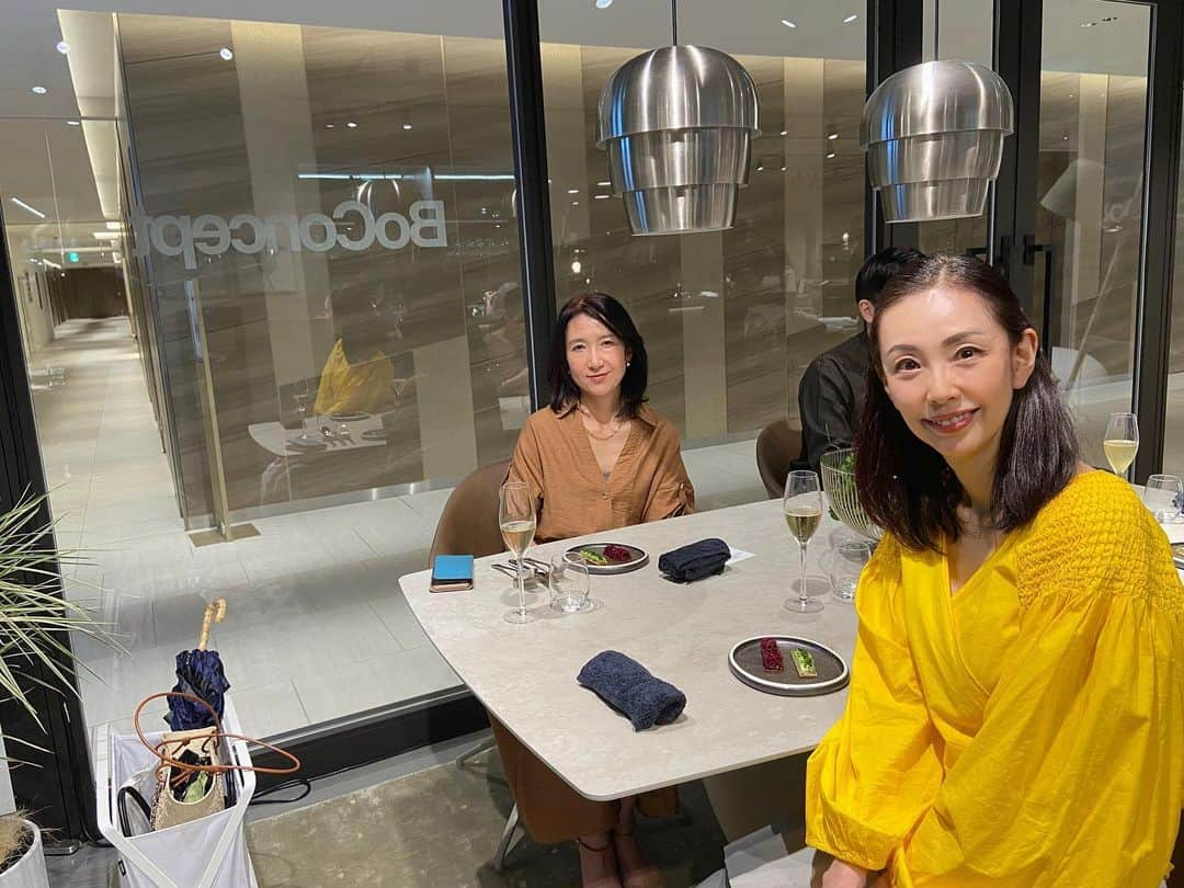 田村翔子さんのインスタグラム写真 - (田村翔子Instagram)「先日、友人が銀座のお店のディナーにご招待されたので、わたしも誘ってもらいました😊  彼女は熱海に引っ越し、久しぶりの再会。 積もる話いっぱいあったので、食事前にお茶もしたのにまだ話し足りない😅  #同級生#銀座#田村翔子#ビタミンカラー #春コーデ#springoutfit #springfashion #lifestyle#ライフスタイル」5月28日 1時45分 - tamura_shoko