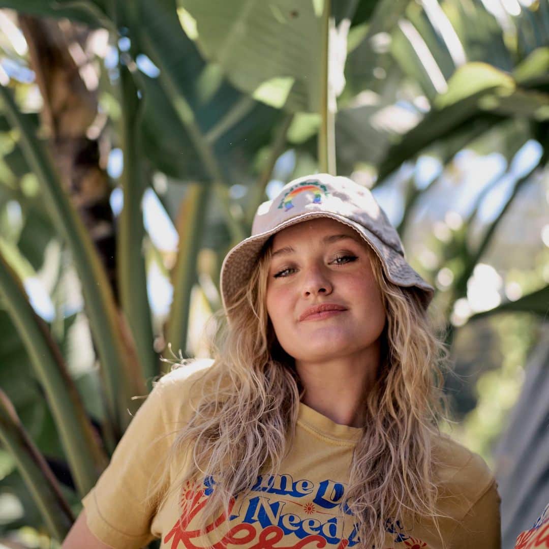 アマンダ・ミシェルカのインスタグラム：「#pridemonth is right around the corner! Shop our @trevorproject collection on alyandaj.com this weekend. 50% of proceeds will go directly to the #trevorproject 🌈  #somedaysineedarescue」