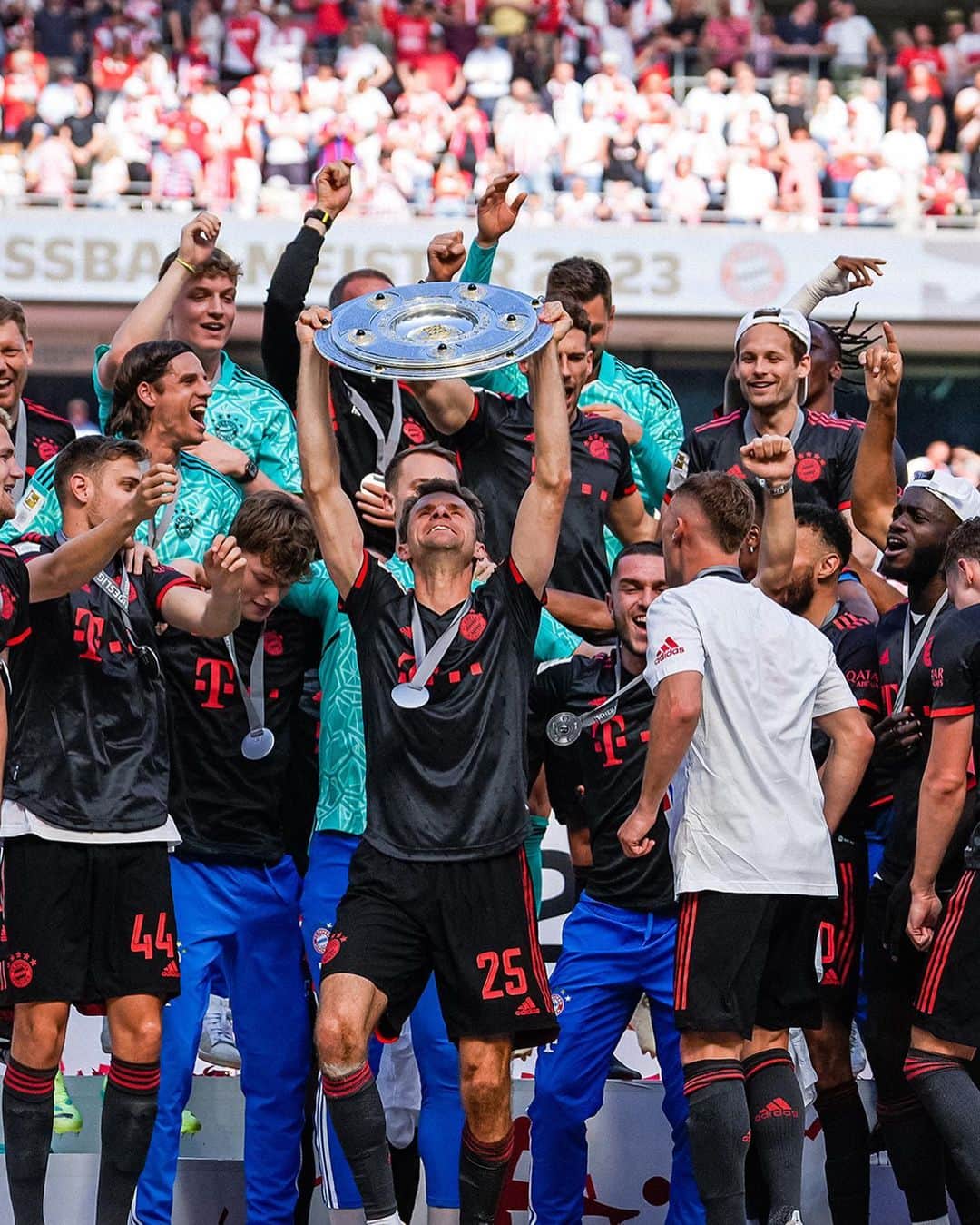 トーマス・ミュラーのインスタグラム：「redefining the odds.   Congrats to the team for Championship #1️⃣1️⃣ 🏆   #MiaSanMia #adidasFootball」