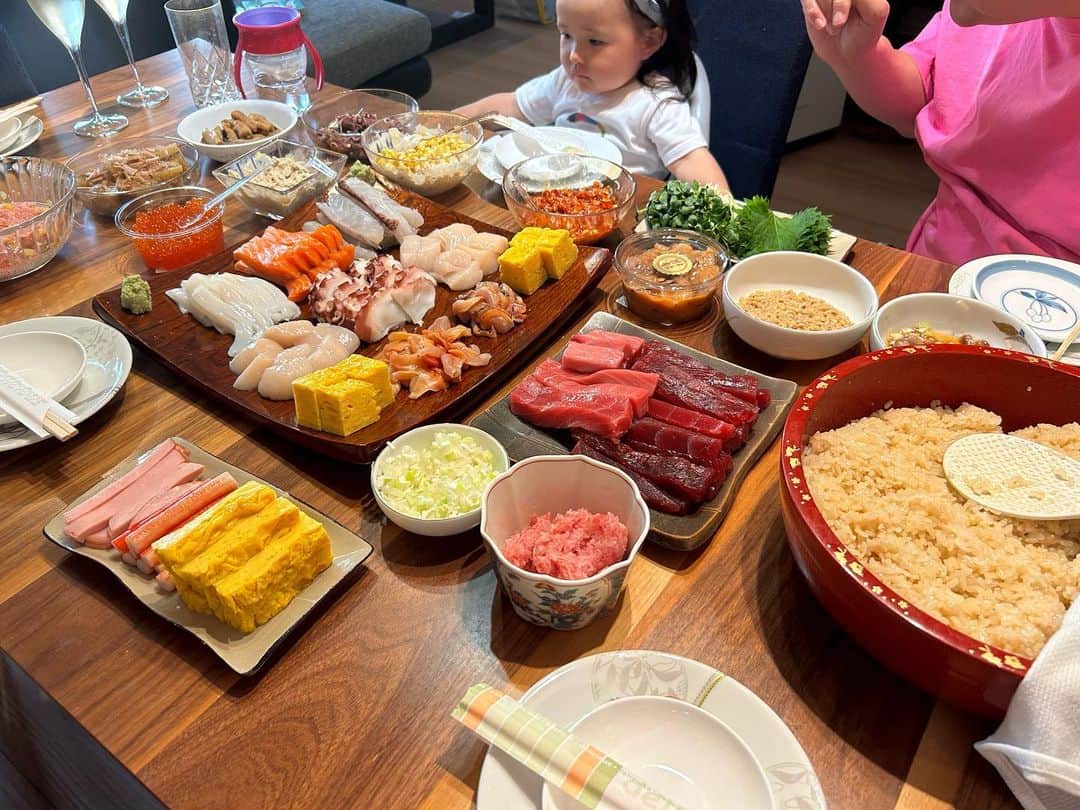 内山信二のインスタグラム：「手巻き寿司パーチィー‼️  かおたん元気な子を産んでね😌  #手巻き寿司 #かおたん #安産祈願 #写真見たら #また食べたくなってきた」