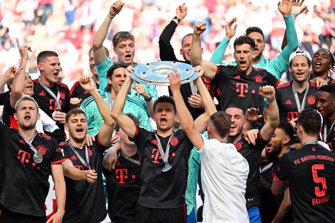 マタイス・デ・リフトのインスタグラム：「🏆 DEUTSCHE MEISTER 🏆」