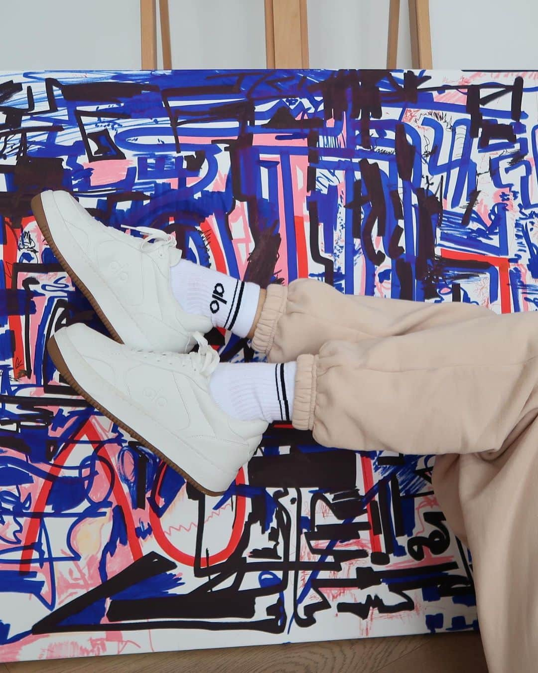 Joy Corriganさんのインスタグラム写真 - (Joy CorriganInstagram)「She’s an artist 🎨👩‍🎨 in the new @alo classic 👟 #alox01classics」5月28日 2時07分 - joycorrigan