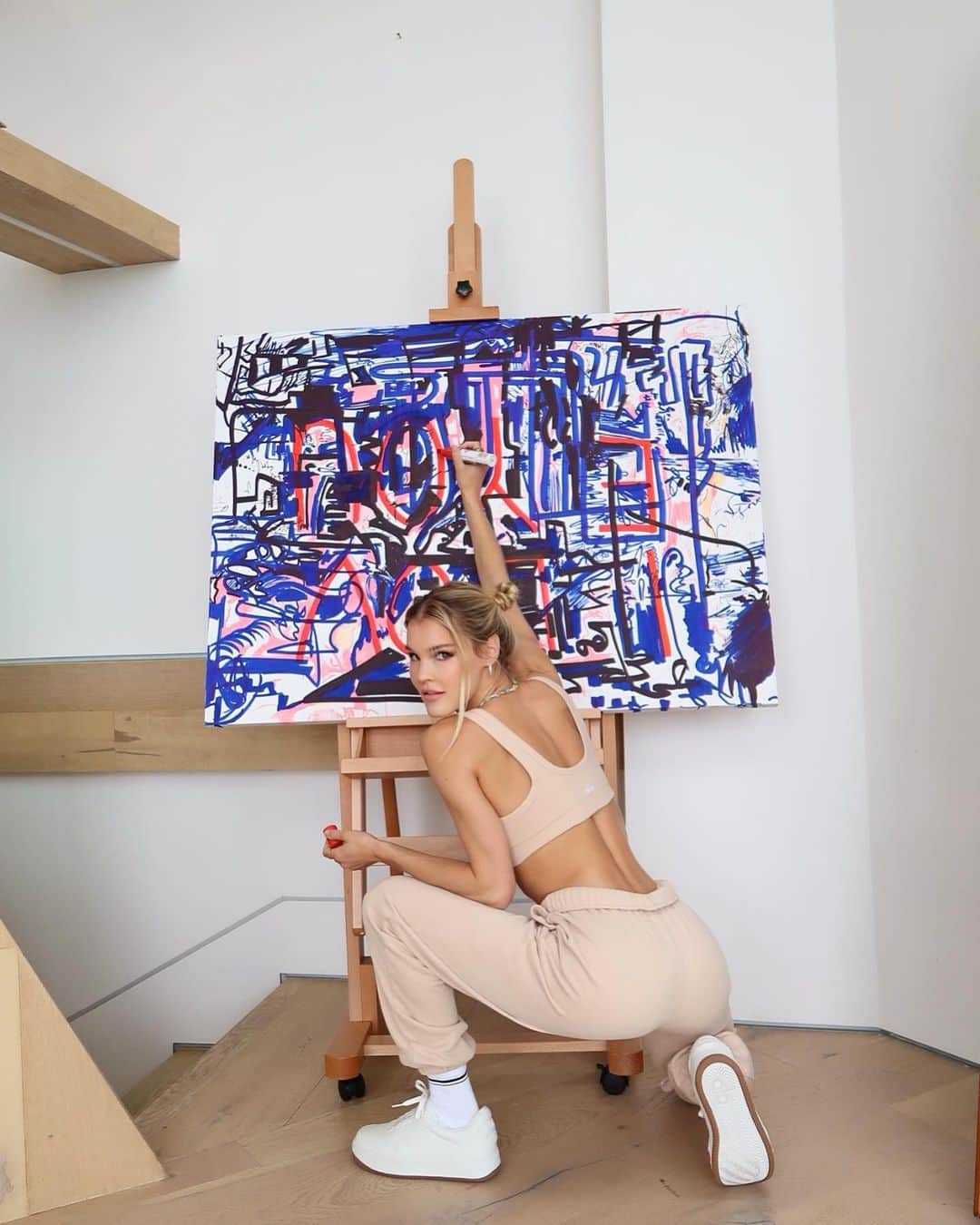 Joy Corriganのインスタグラム：「She’s an artist 🎨👩‍🎨 in the new @alo classic 👟 #alox01classics」