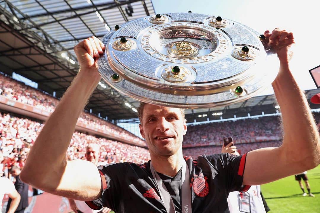 トーマス・ミュラーのインスタグラム：「Da ist das Ding! 🏆 Deutscher Meister 2022/23 @fcbayern 😁#miasanmeister #fcbayern #immerweiter #esmuellert」
