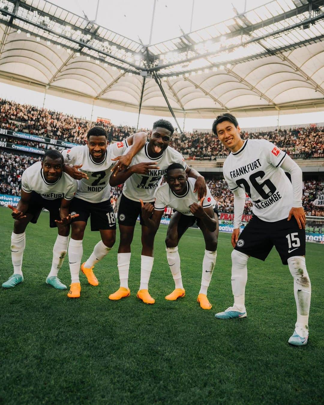 鎌田大地のインスタグラム：「I am so happy to win my last game in massive stadium 🦅 Thanks boys 🦅 one more match to go 🔥  @eintrachtfrankfurt」