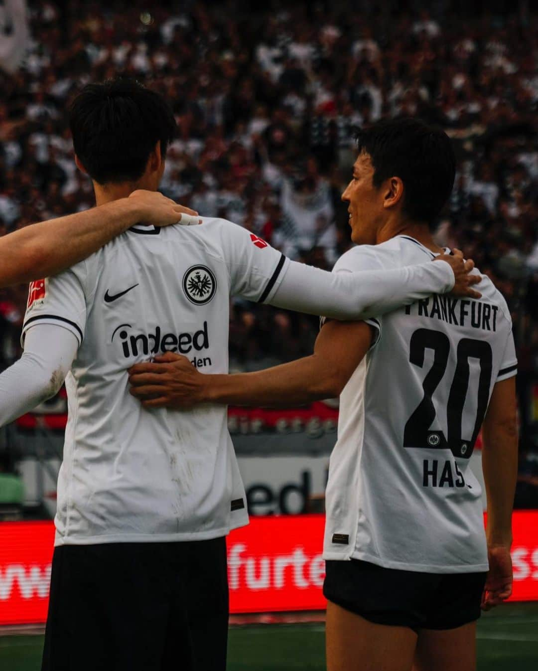 鎌田大地さんのインスタグラム写真 - (鎌田大地Instagram)「I am so happy to win my last game in massive stadium 🦅 Thanks boys 🦅 one more match to go 🔥  @eintrachtfrankfurt」5月28日 2時02分 - kamadadaichi