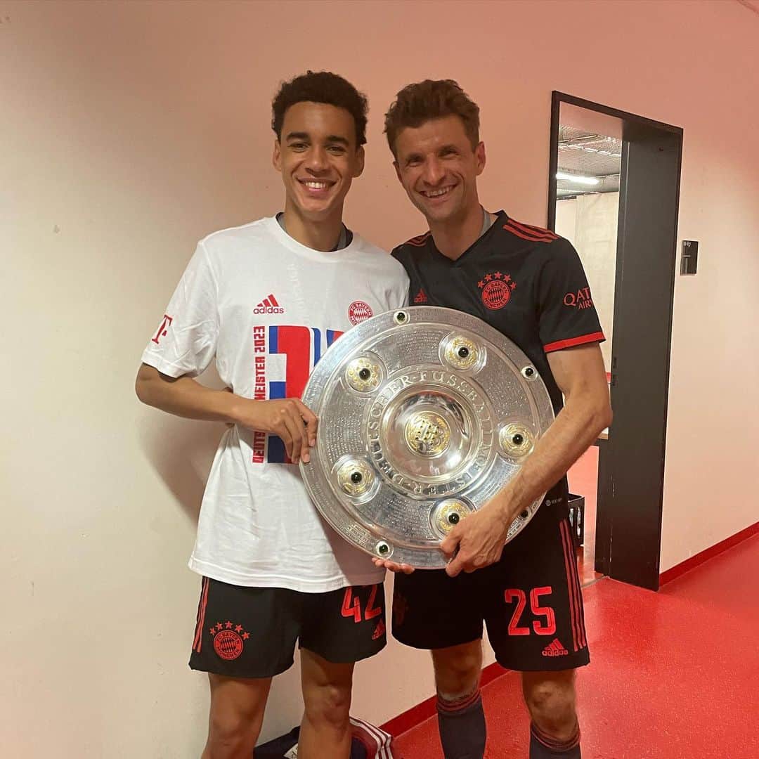 トーマス・ミュラーのインスタグラム：「New Generation 🤝 thank you @jamalmusiala10 for this emotions ❤️❤️  It’s never over till the final whistle is blown !!! Let’s go @fcbayern fans 🔥🔥」
