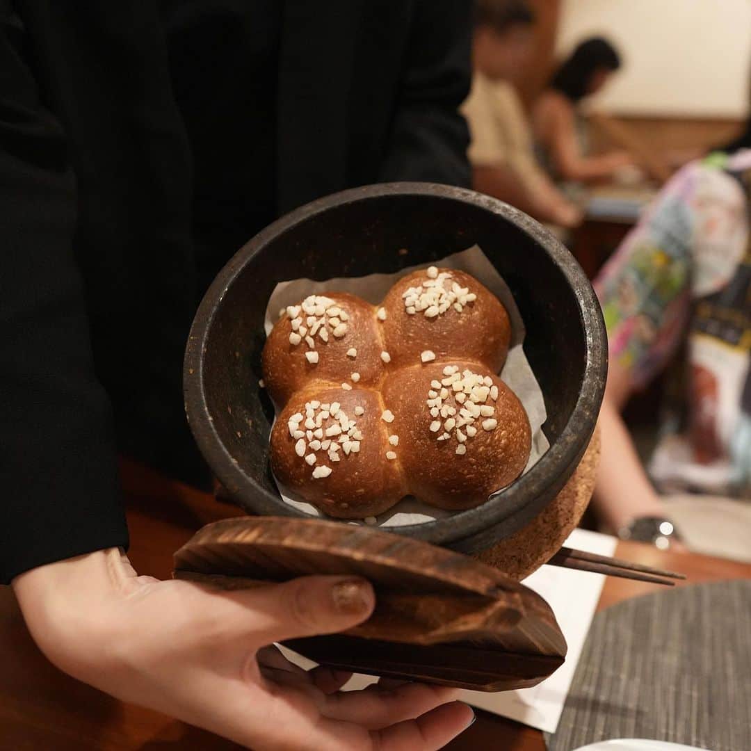 黃家怡（Bonnie C. Huang）さんのインスタグラム写真 - (黃家怡（Bonnie C. Huang）Instagram)「除了品嚐食物 這次還迷上研究他們使用的餐盤跟杯具 真的是美得誇張、完全是藝術品等級！！  話說第一次要為了Nibbon 當天來回高雄的時候，是覺得自己有那麼點crazy 這次就完全無感了 俗稱習慣成自然🤣」5月28日 12時30分 - bonnie.huang