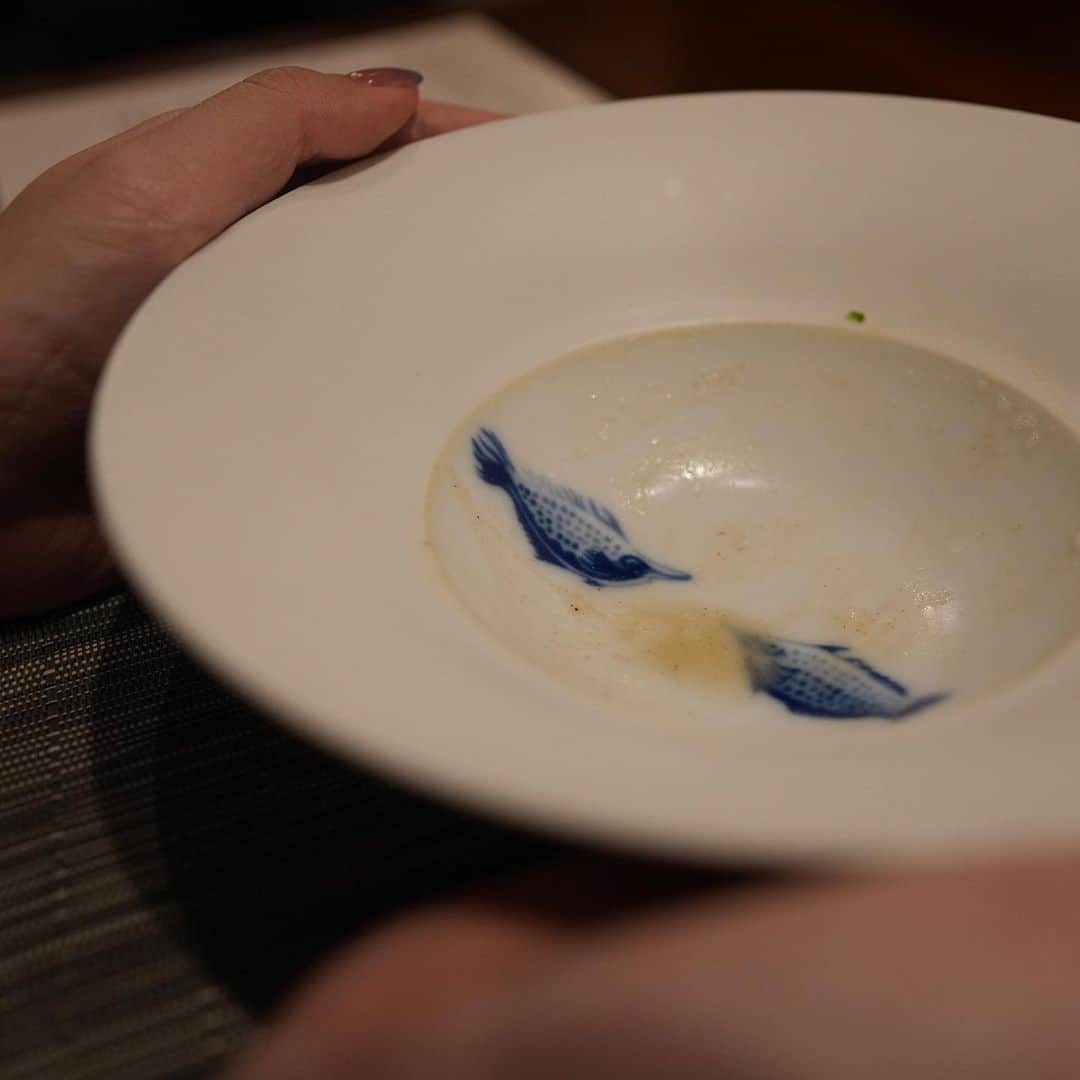 黃家怡（Bonnie C. Huang）さんのインスタグラム写真 - (黃家怡（Bonnie C. Huang）Instagram)「除了品嚐食物 這次還迷上研究他們使用的餐盤跟杯具 真的是美得誇張、完全是藝術品等級！！  話說第一次要為了Nibbon 當天來回高雄的時候，是覺得自己有那麼點crazy 這次就完全無感了 俗稱習慣成自然🤣」5月28日 12時30分 - bonnie.huang