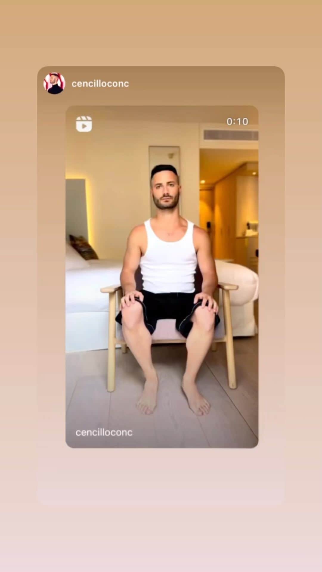 ガルシアマドリッドのインスタグラム：「@sensillocons con smoking en el festival de Cannes」