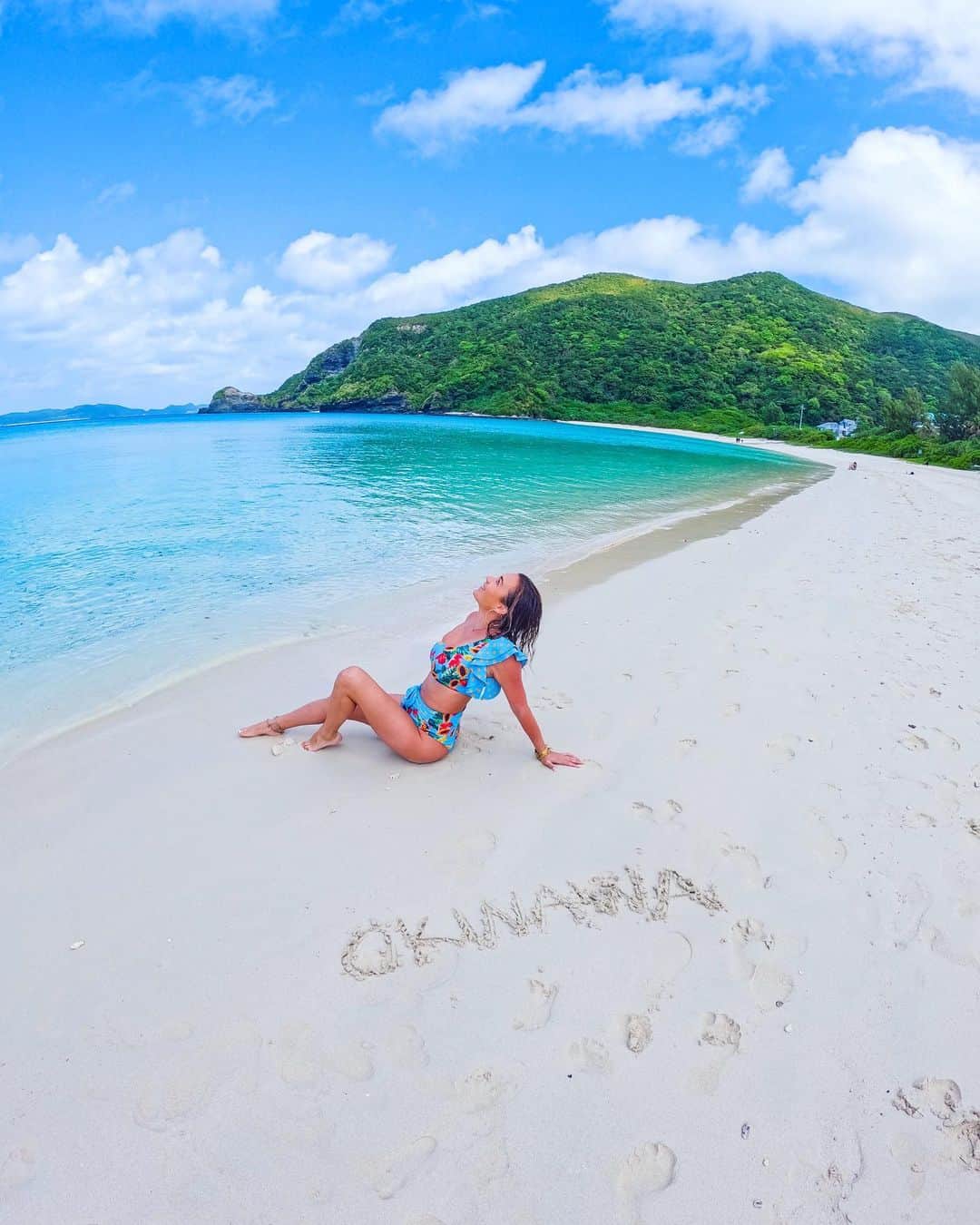 アリサ・ラモスのインスタグラム：「These days it’s hard to differentiate what’s a “vacation” and what’s “work” for me. Like I thought of Okinawa as my vacation, then ended up creating a ton of content bc it was so beautiful, which is my job…so it was also work? 😂  Forever grateful to have figured out how to make a living out of living, and doing a dang good job at it. I worked my booty off for this, and I fully believe anyone could do it if you have the same amount of ambition, determination, and relentlessness that I do (spoiler alert, it’s a really high level).  The morning I took this photo with my tripod on a remote beach in Okinawa, I had one of those surreal moments where I couldn’t stop thinking “how is this really my life?! I freaking LOVE MY LIFE!!”  These days I’m finally appreciating the hard work I put in to have this life. Every day is the best day ever to me, even if I’m *just* working on my laptop by the pool (😂)  I truly hope everyone gets to experience this sort of happiness, in whatever way makes you the happiest. As long as you’re doing something that makes you wake up in the morning with a big silly smile on your face 😁  This is definitely my dream life, and I honestly hope it stays this way forever.   What’s your idea of the dream life?  PS Okinawa is epic AF and I 10/10 recommend going there!!!  #okinawa #japan #mylifesatravelmovie #solotravel #solofemaletravel #bestislands #bestbeaches」