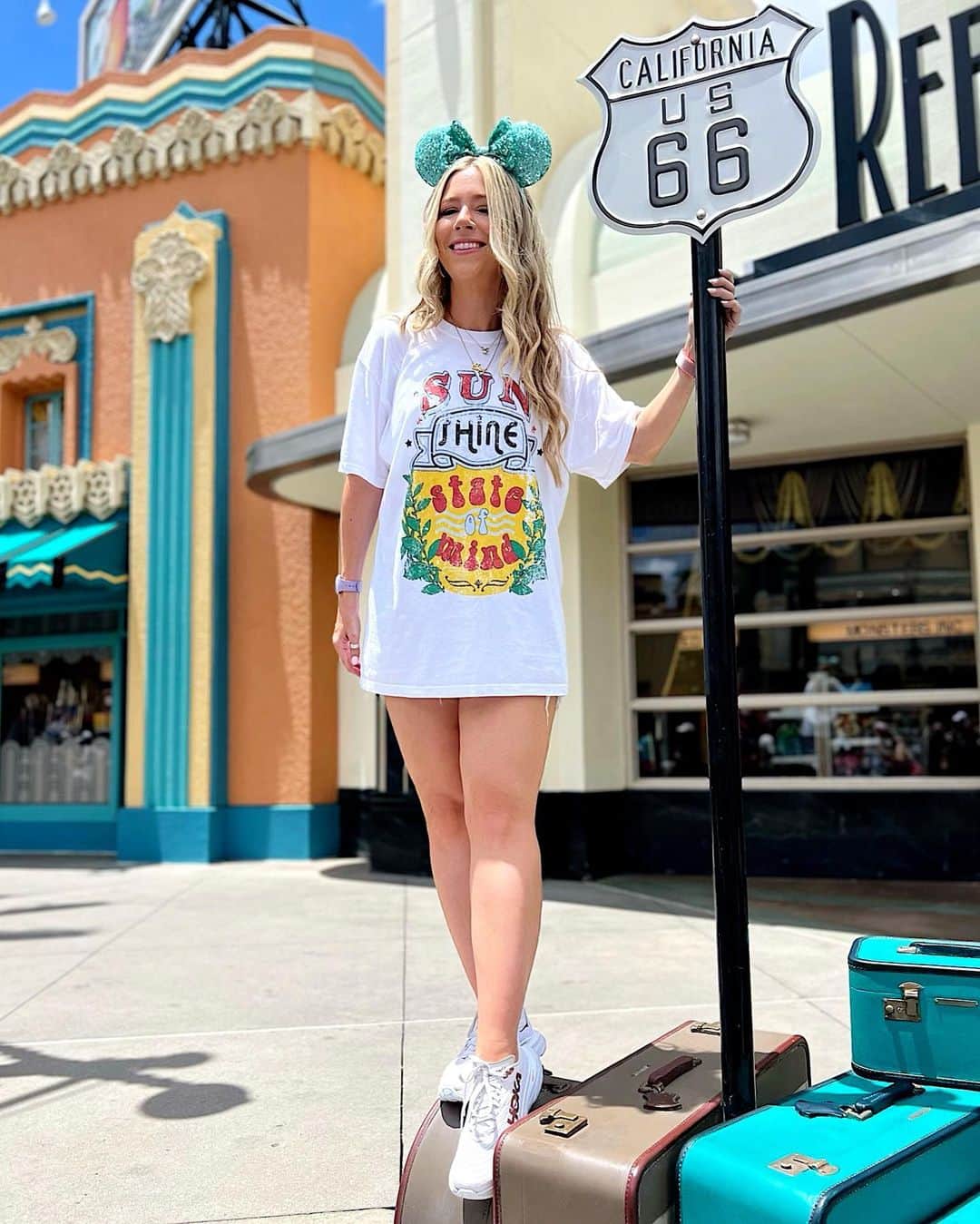 Tracy and Stefanieさんのインスタグラム写真 - (Tracy and StefanieInstagram)「Nothing can stop us now 🎶 Slightly upset that Rockin reopened the day we left. But the last video on this.. soo good 🤣 oh and the final park apparel drop has landed on #madisonandmallory #hollywoodstudios #waltdisneyworld #disneyworld #bde #bestdayever #wdw」5月28日 2時30分 - eleventhgorgeous